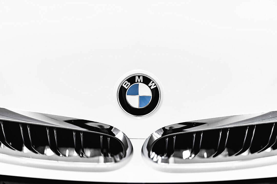 標誌 桌布 壁紙 — 白色BMW汽車前格柵及標誌性圓形標誌（藍白四象限）的特寫。