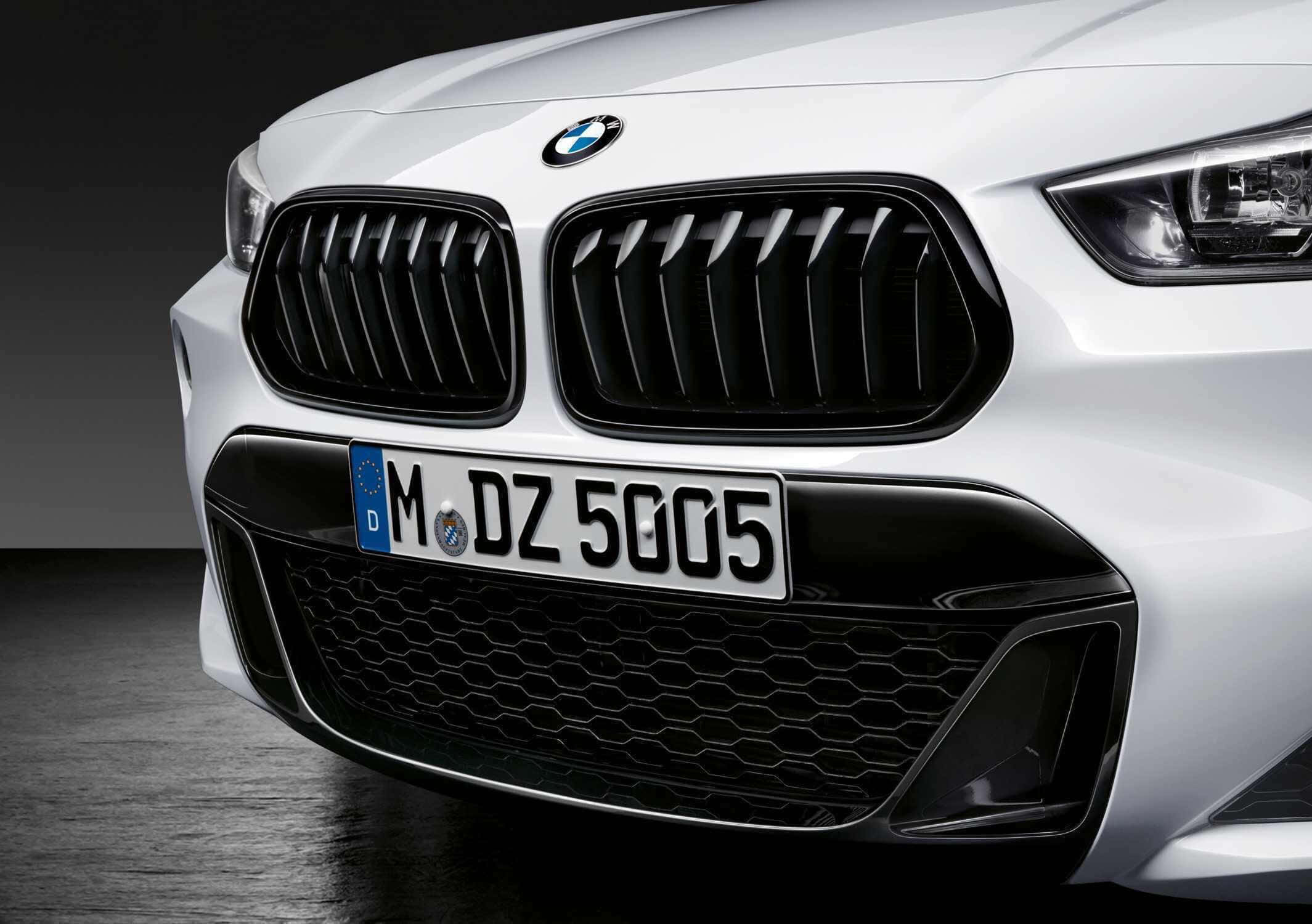 Car Grill 桌布 壁紙 — 白色BMW汽車的前格柵和頭燈在深色工作室背景下的特寫。