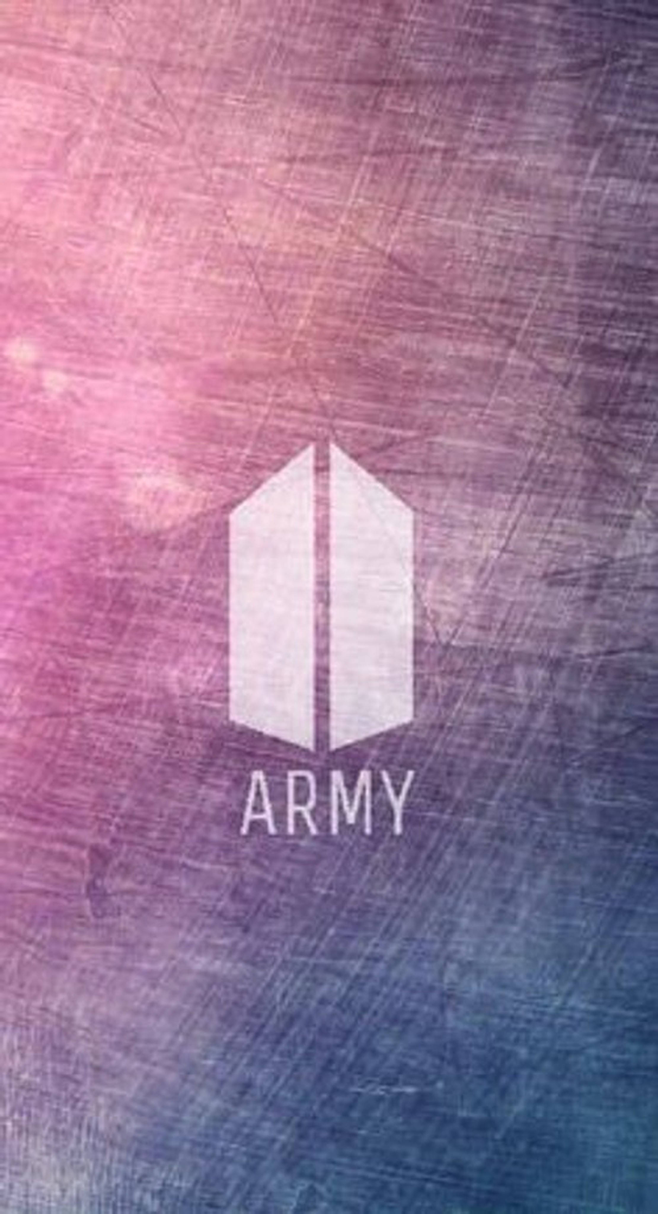 BTS ARMY 桌布 壁紙 — 白色BTS ARMY標誌居中於由粉紅色漸變至藍色的紋理背景上。