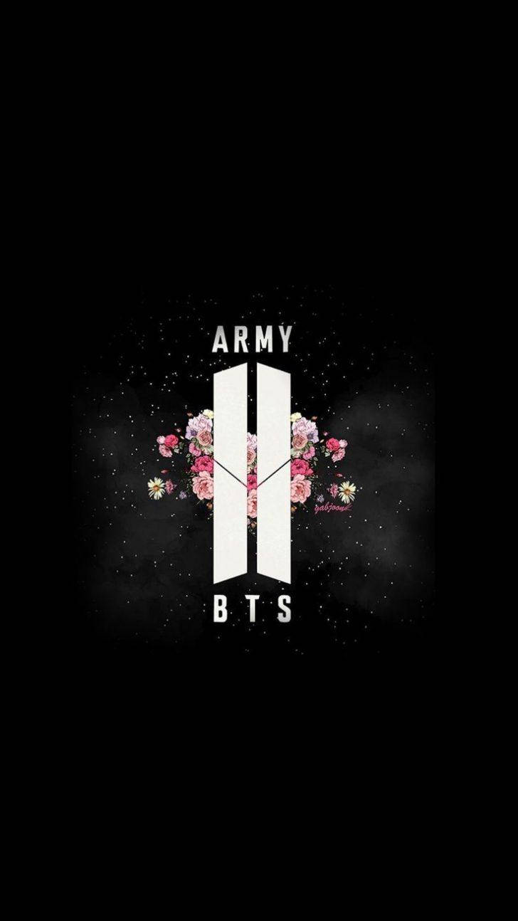 Bts Black 桌布 壁紙 — 白色BTS標誌，中央有花卉佈置，位於星光點點的黑色背景上，帶有'ARMY'和'BTS'文字。