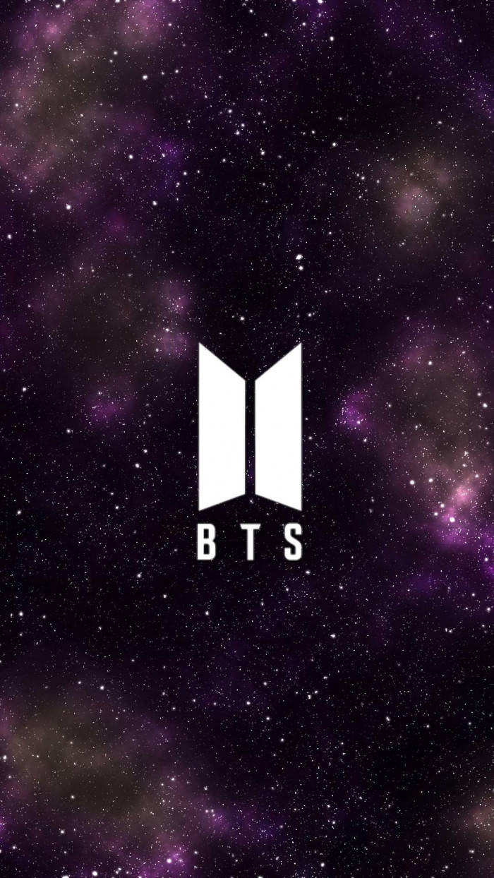 bts iPhone 桌布 壁紙 — 白色BTS標誌在充滿宇宙雲層的紫色星空背景上格外突出。