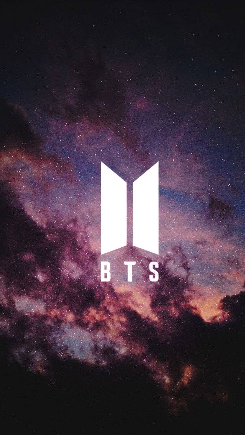 BTS標誌在帶有星雲雲彩的多彩星空太空背景前。 — BTS標誌 壁紙