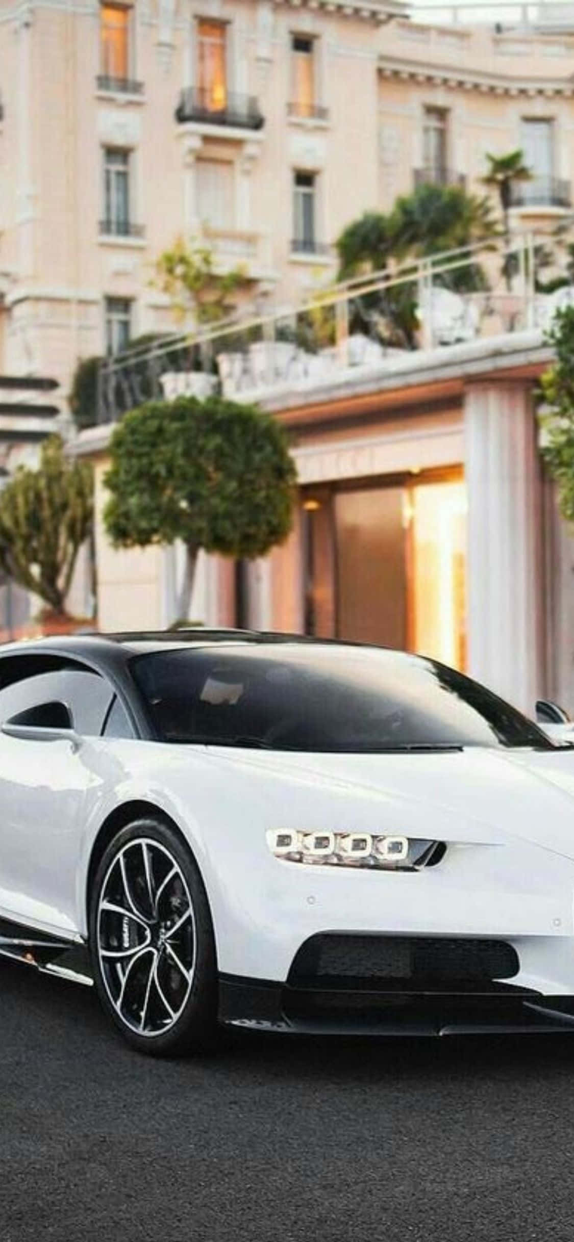 白色 Bugatti Chiron 停在一棟建築物前 壁紙