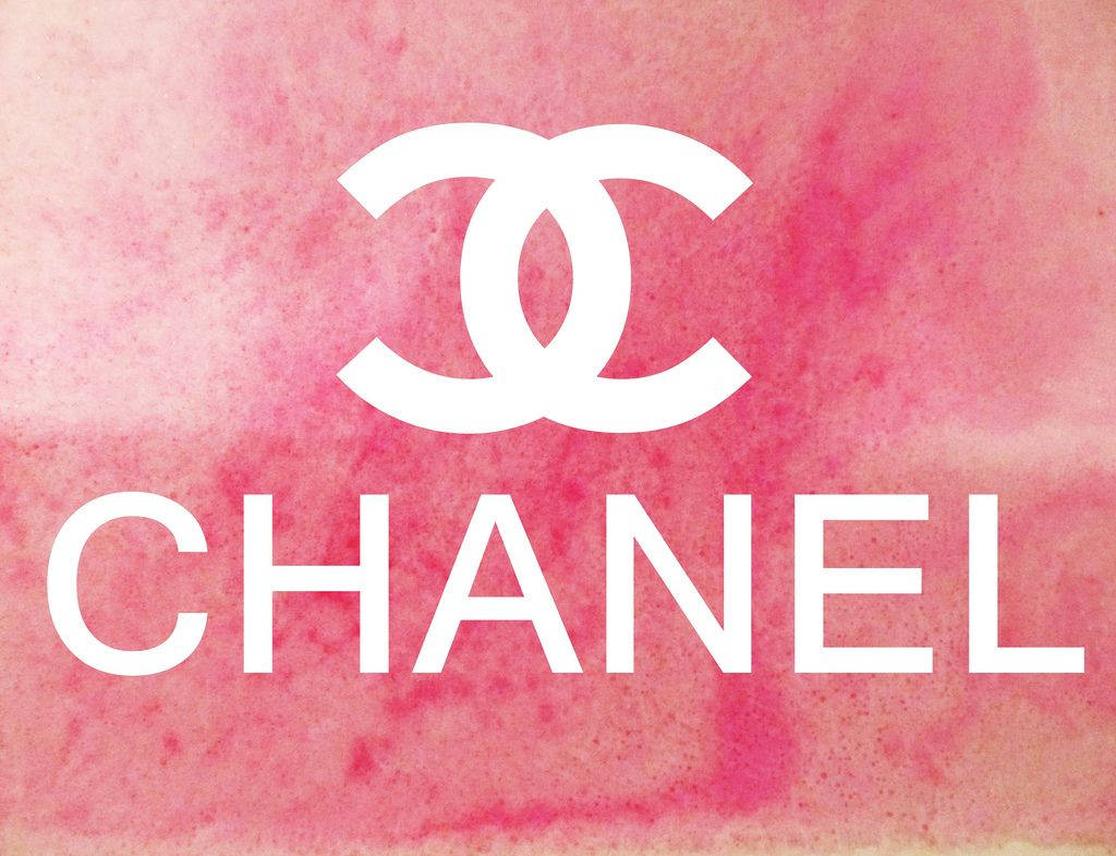 Chanel 桌布 壁紙 — 白色Chanel標誌和文字在柔和的粉紅色水彩背景上脫穎而出，帶有細微紋理。