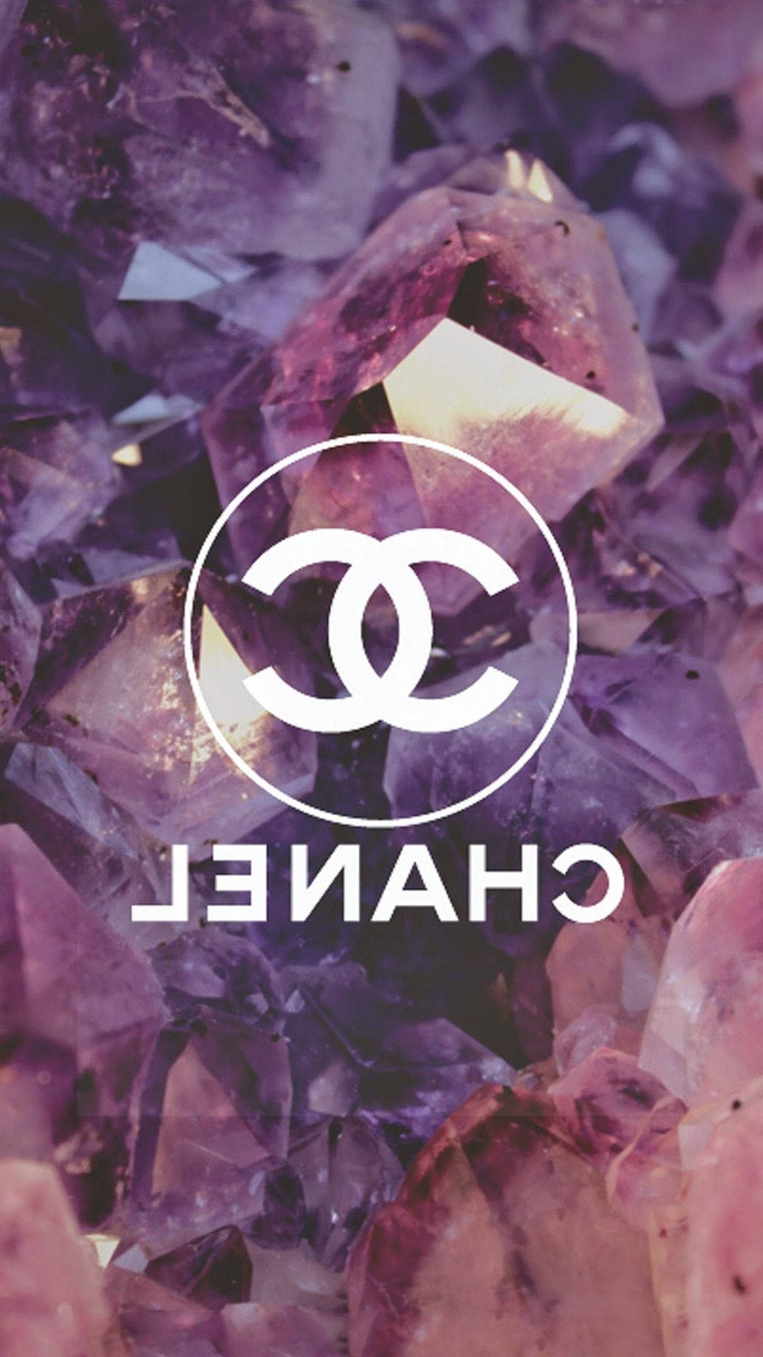 Chanel 桌布 壁紙 — 白色Chanel標誌和文字疊加在紫色紫水晶晶體床上，光線柔和。