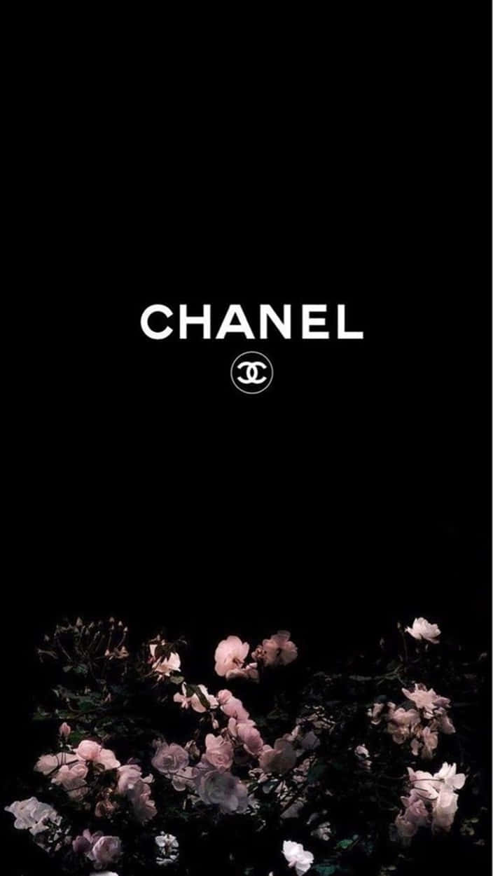 Chanel Aesthetic 桌布 壁紙 — 白色Chanel標誌漂浮在一簇淡粉玫瑰之上，背景為純黑。