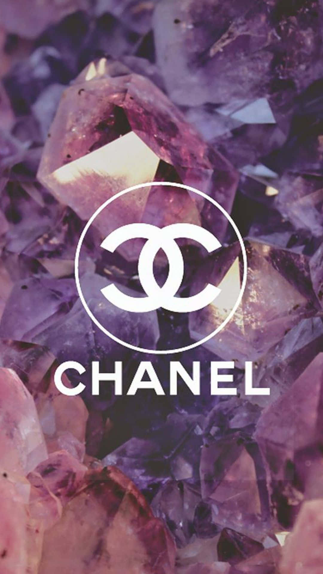 桌布 壁紙 — 白色Chanel標誌置中於紫色紫水晶晶體床上，配以柔和燈光。