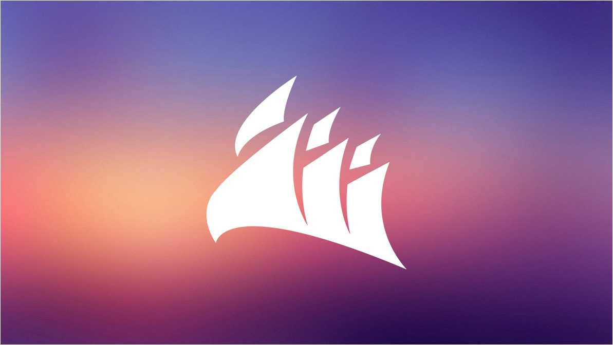 Corsair 桌布 壁紙 — 白色Corsair標誌在混合紫色、橙色和粉紅色色調的漸變日落天空中脫穎而出。