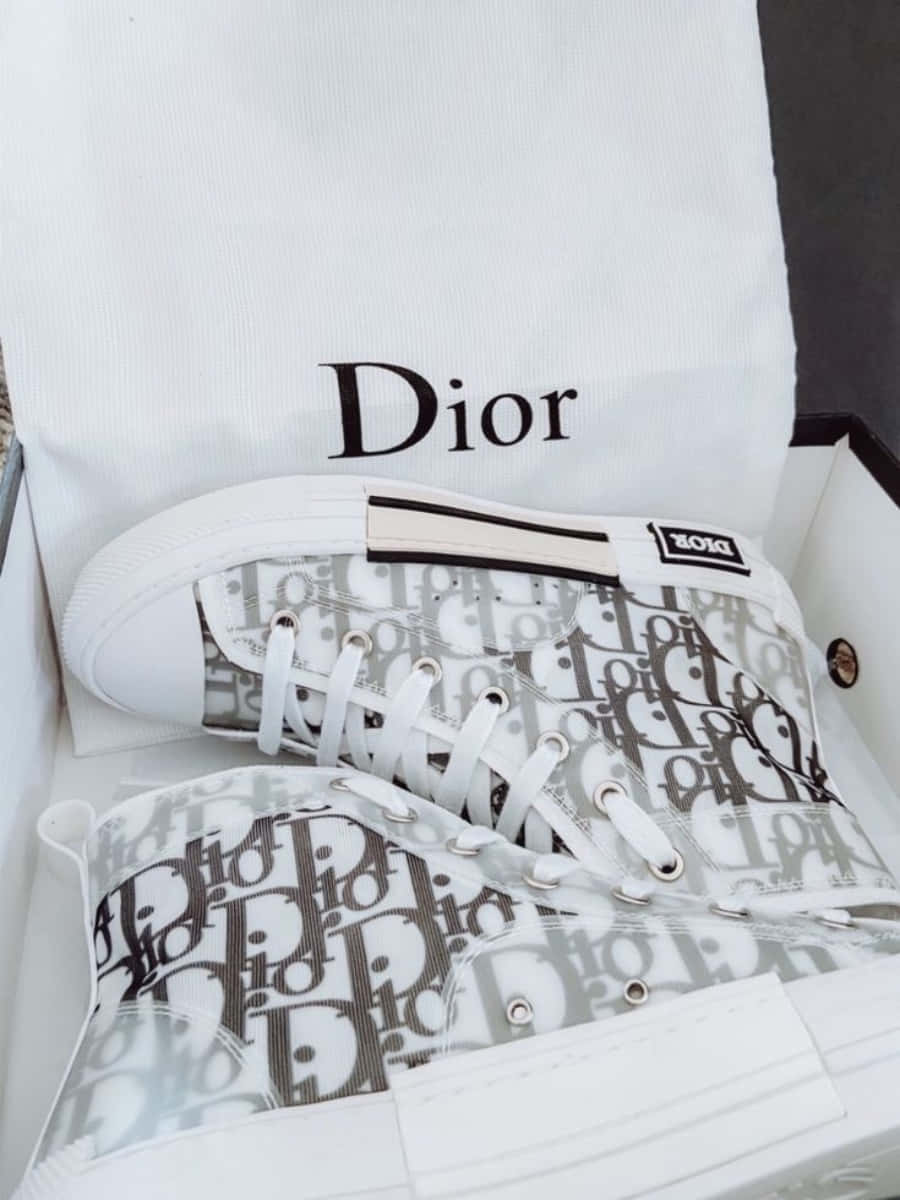 Dior 動態 桌布 壁紙 — 白色Dior運動鞋帶有重複標誌圖案，整齊地放置在品牌盒子和白色防塵袋中。