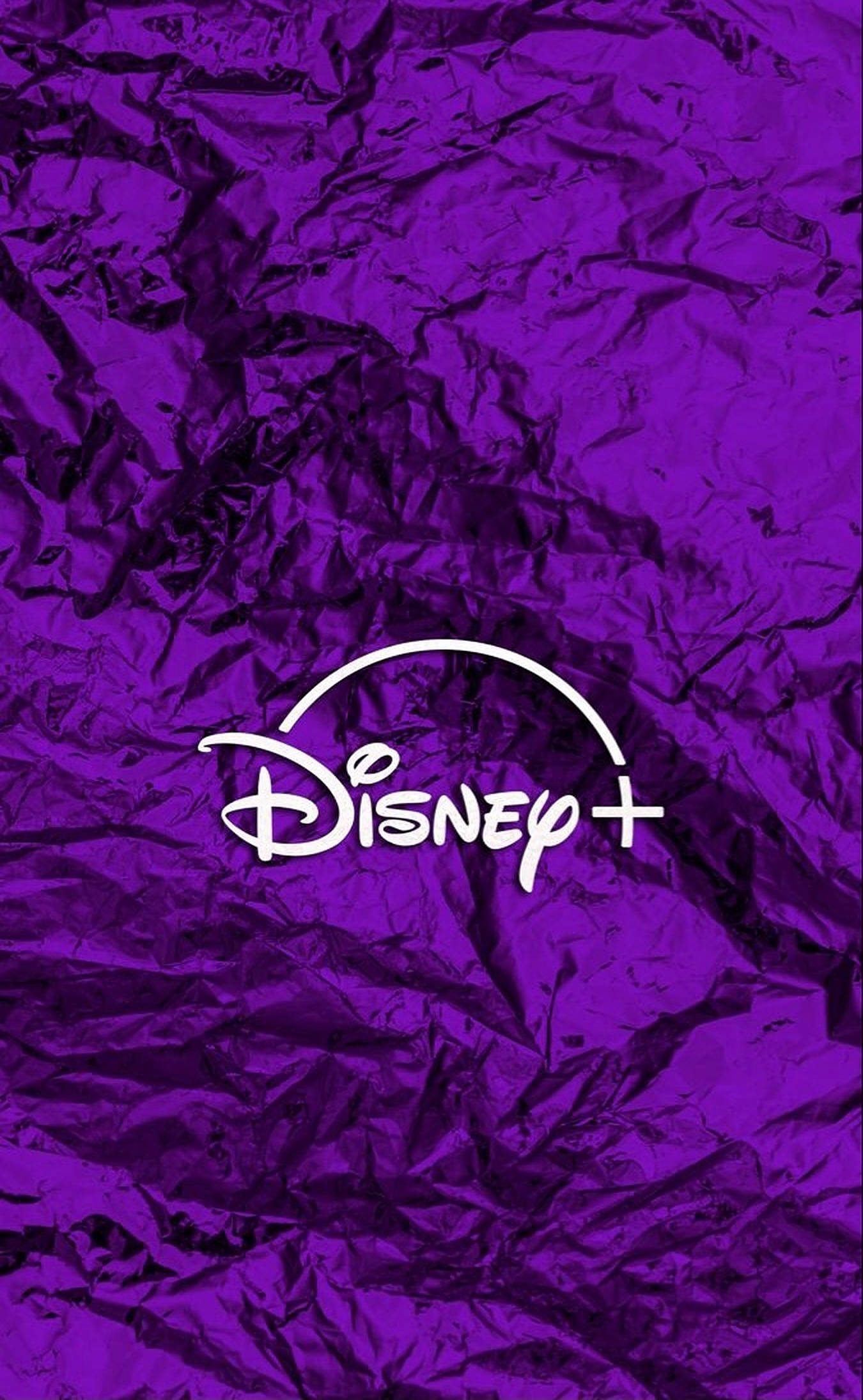 Disney Logo 桌布 壁紙 — 白色Disney+標誌居中於有紋理的紫色皺紋箔背景上。