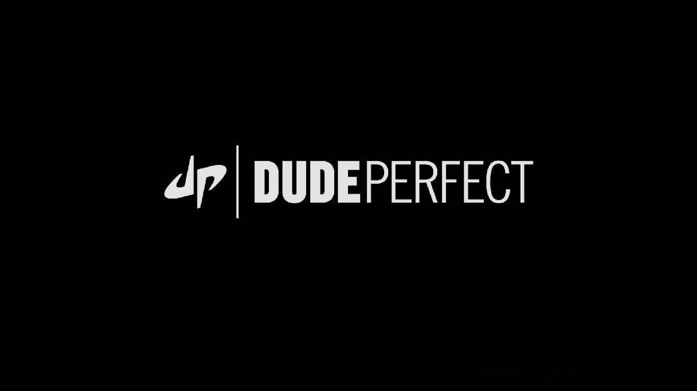 黑白 桌布 壁紙 — 白色DudePerfect標誌居中於純黑色背景上，搭配簡潔極簡的字體設計。