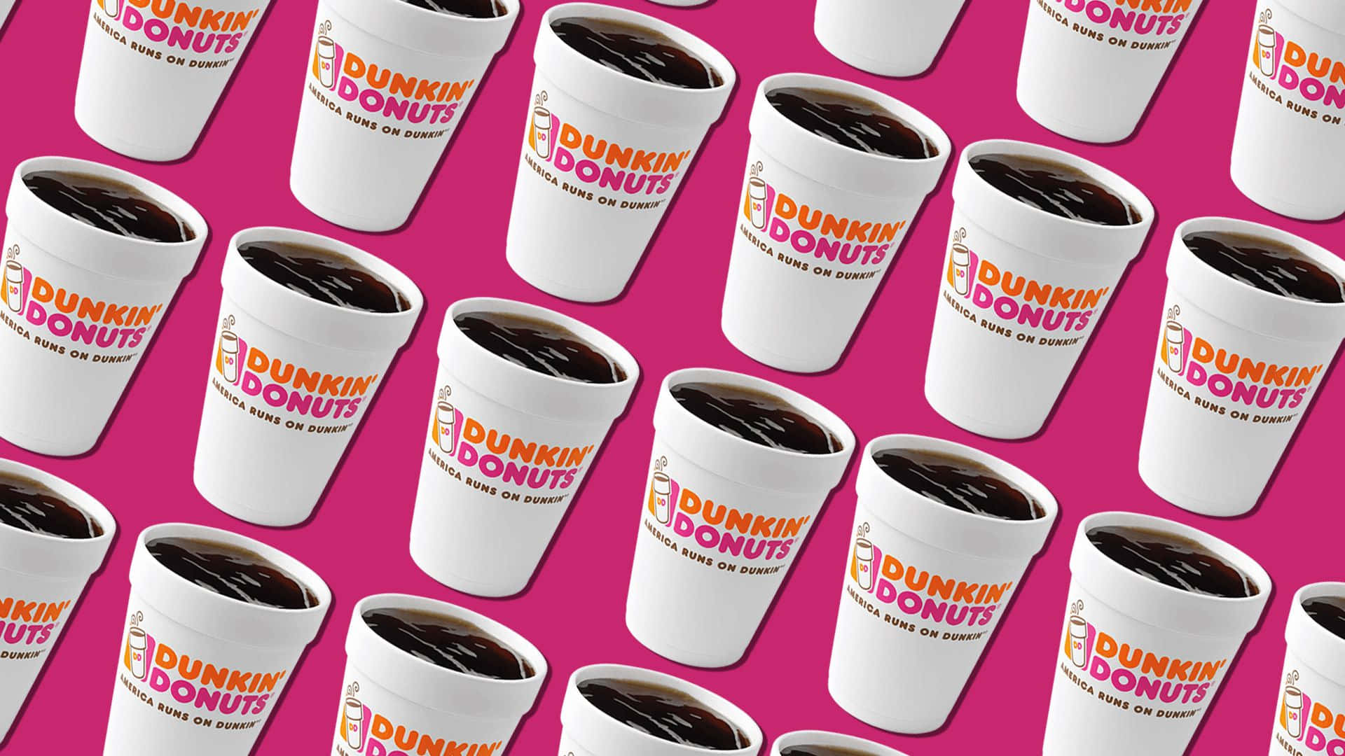 Dunkin Donuts 桌布 壁紙 — 白色Dunkin' Donuts咖啡杯裝滿黑咖啡，在鮮豔的粉紅色背景上以重複圖案排列。