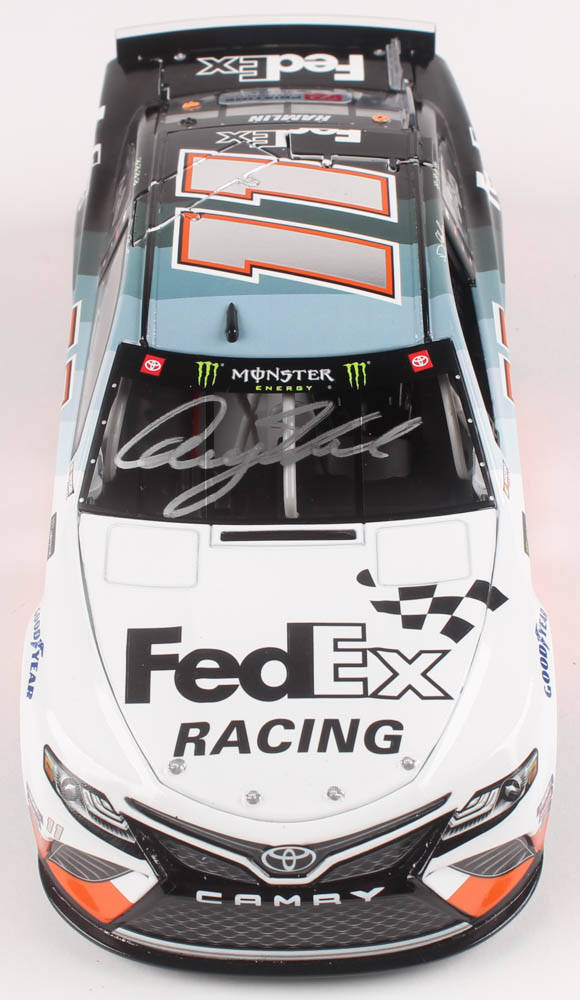 Denny Hamlin 桌布 壁紙 — 白色FedEx Racing Toyota Camry NASCAR賽車的俯視圖，帶有11號和車手簽名。