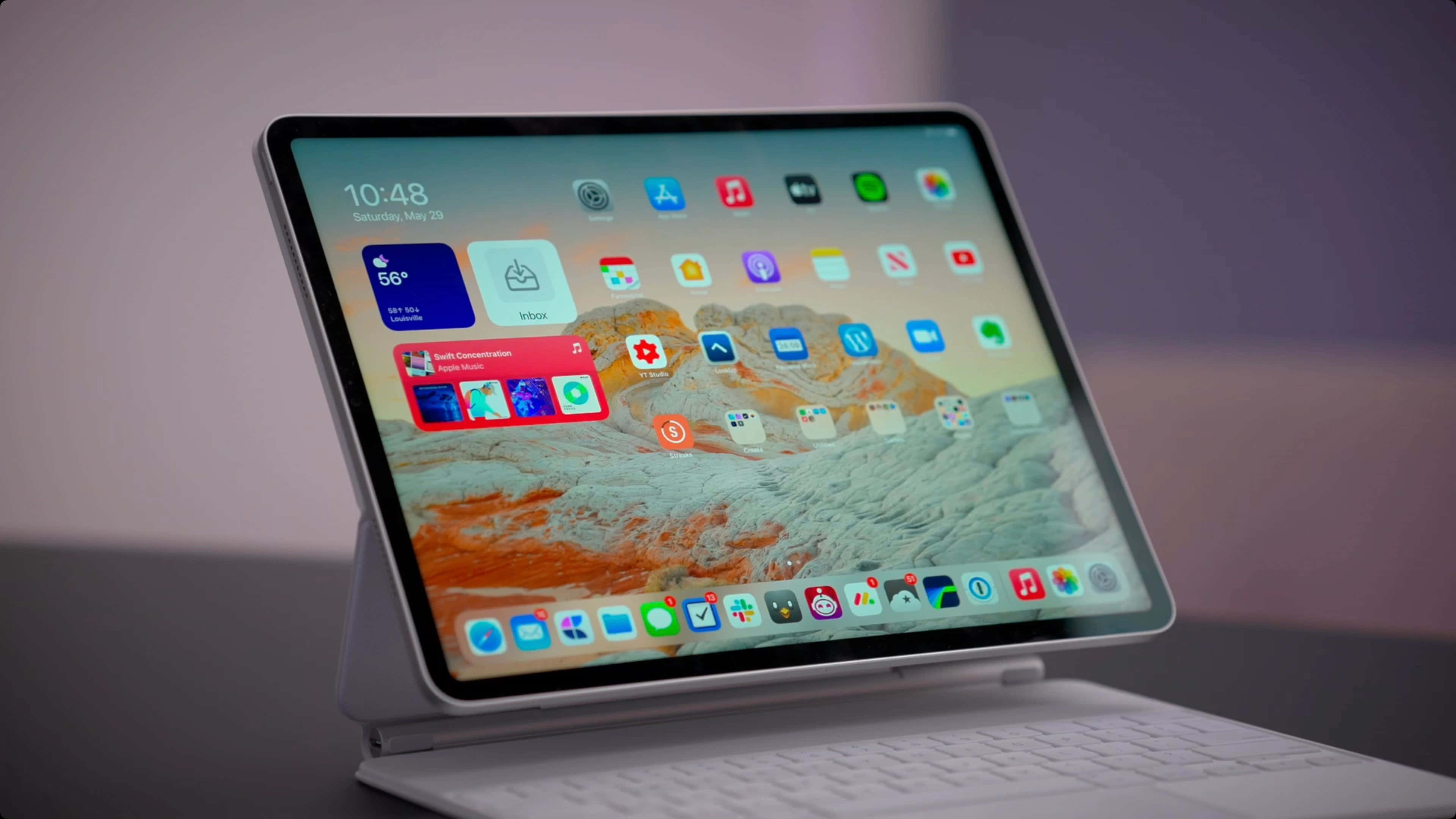 白色iPad Pro上方放著鍵盤 壁紙