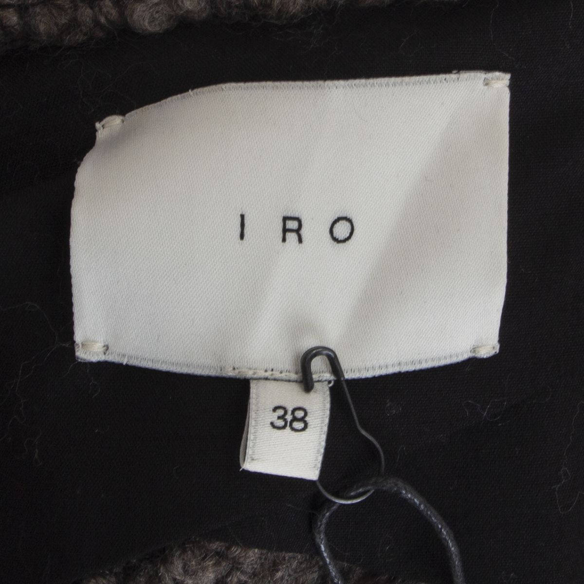 白色 桌布 壁紙 — 白色IRO品牌服裝標籤（尺寸38）的特寫，附在黑色布料上。