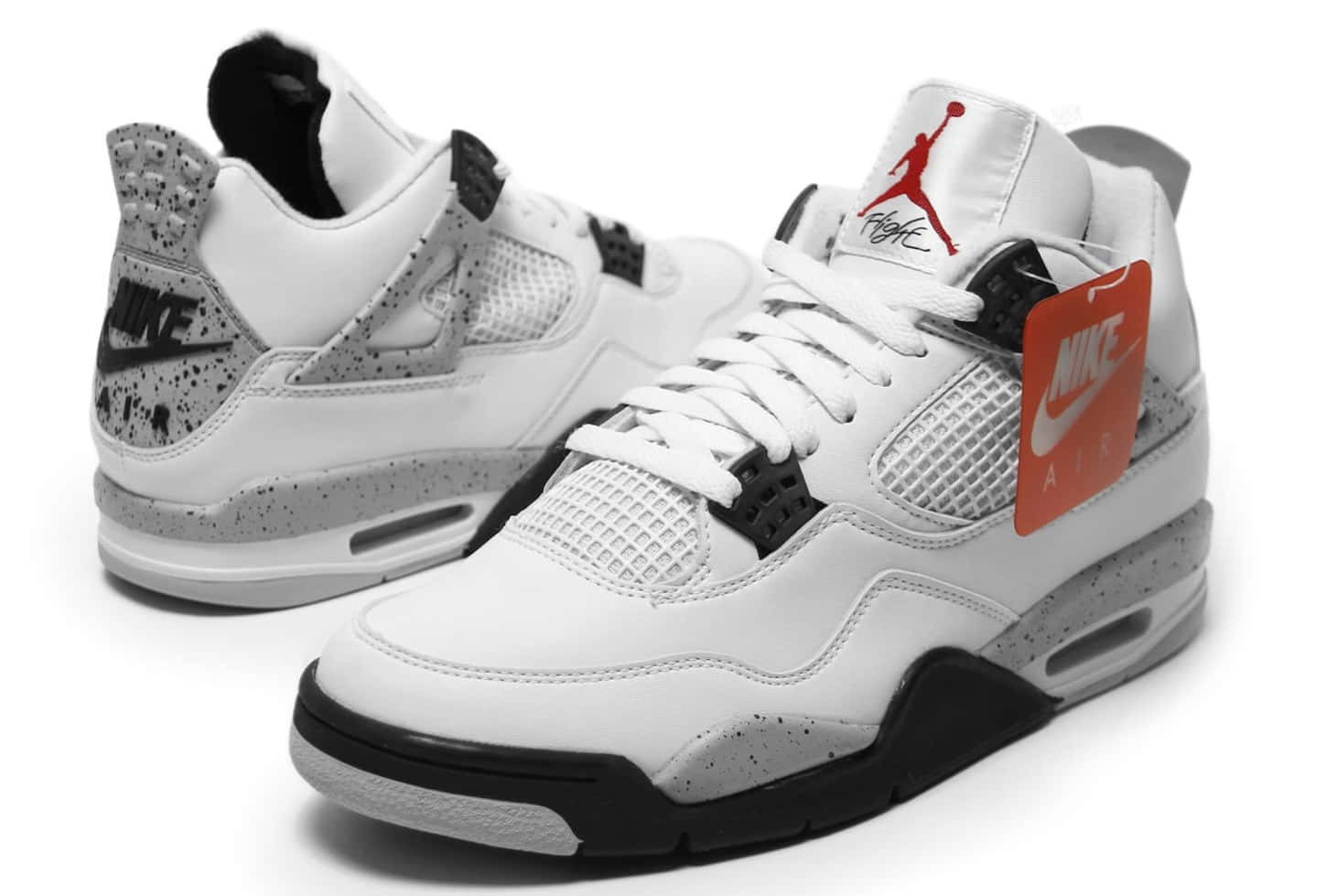 白色Jordan 4運動鞋，帶有斑點灰色和紅色裝飾，在乾淨的白色背景上。 — Air Jordan 1 壁紙