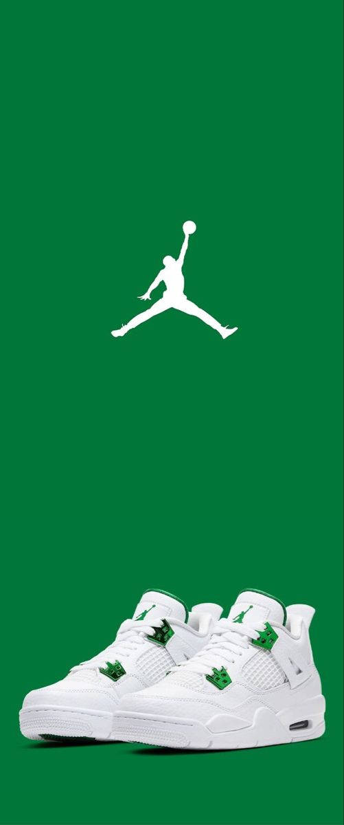 Green Shoes 桌布 壁紙 — 白色Jordan 4運動鞋帶有綠色點綴，位於純綠色背景上的白色Jumpman標誌下方。