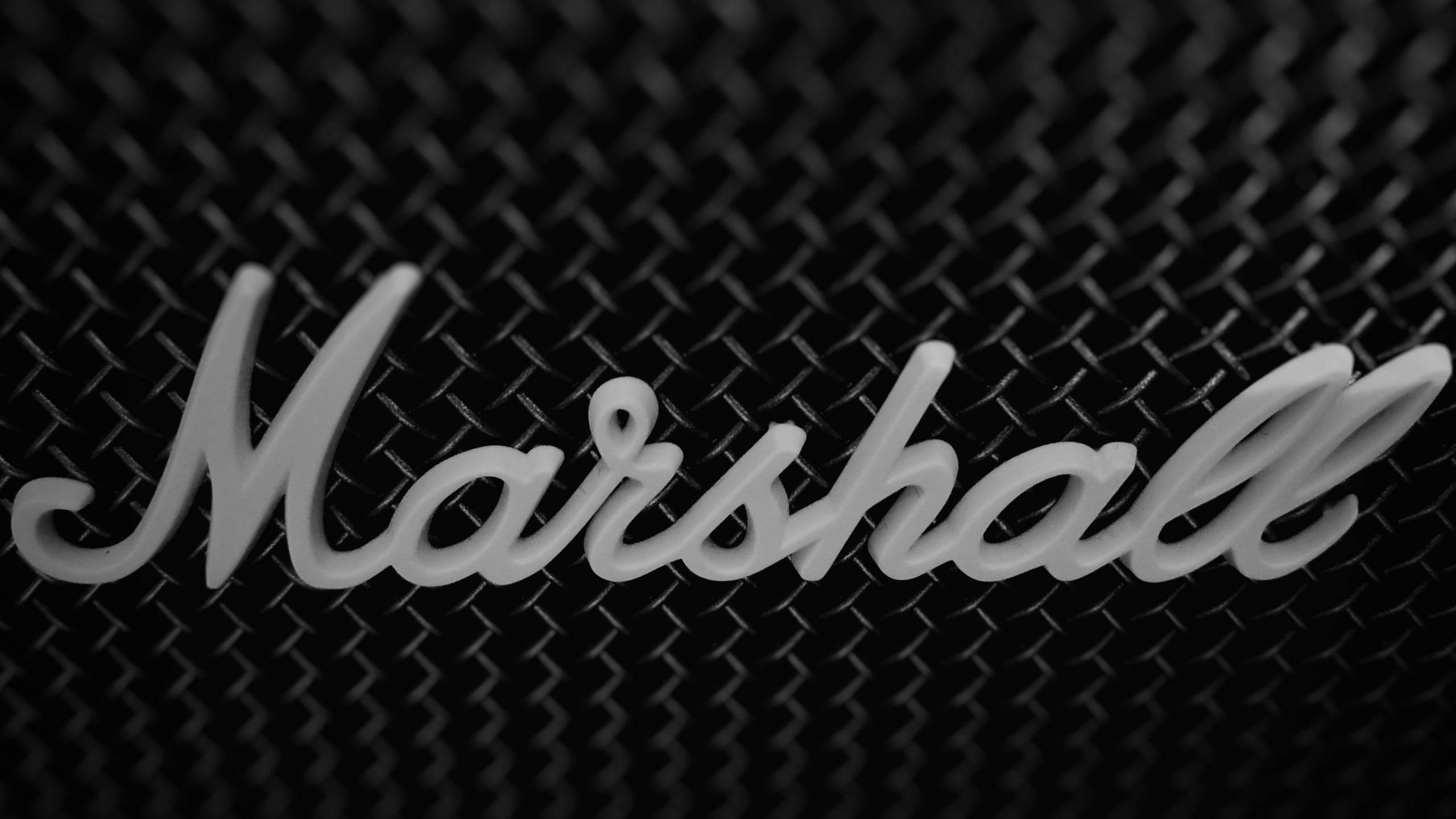Marshall 桌布 壁紙 — 白色Marshall標誌以草書字體特寫在黑色鑽石紋理表面上。