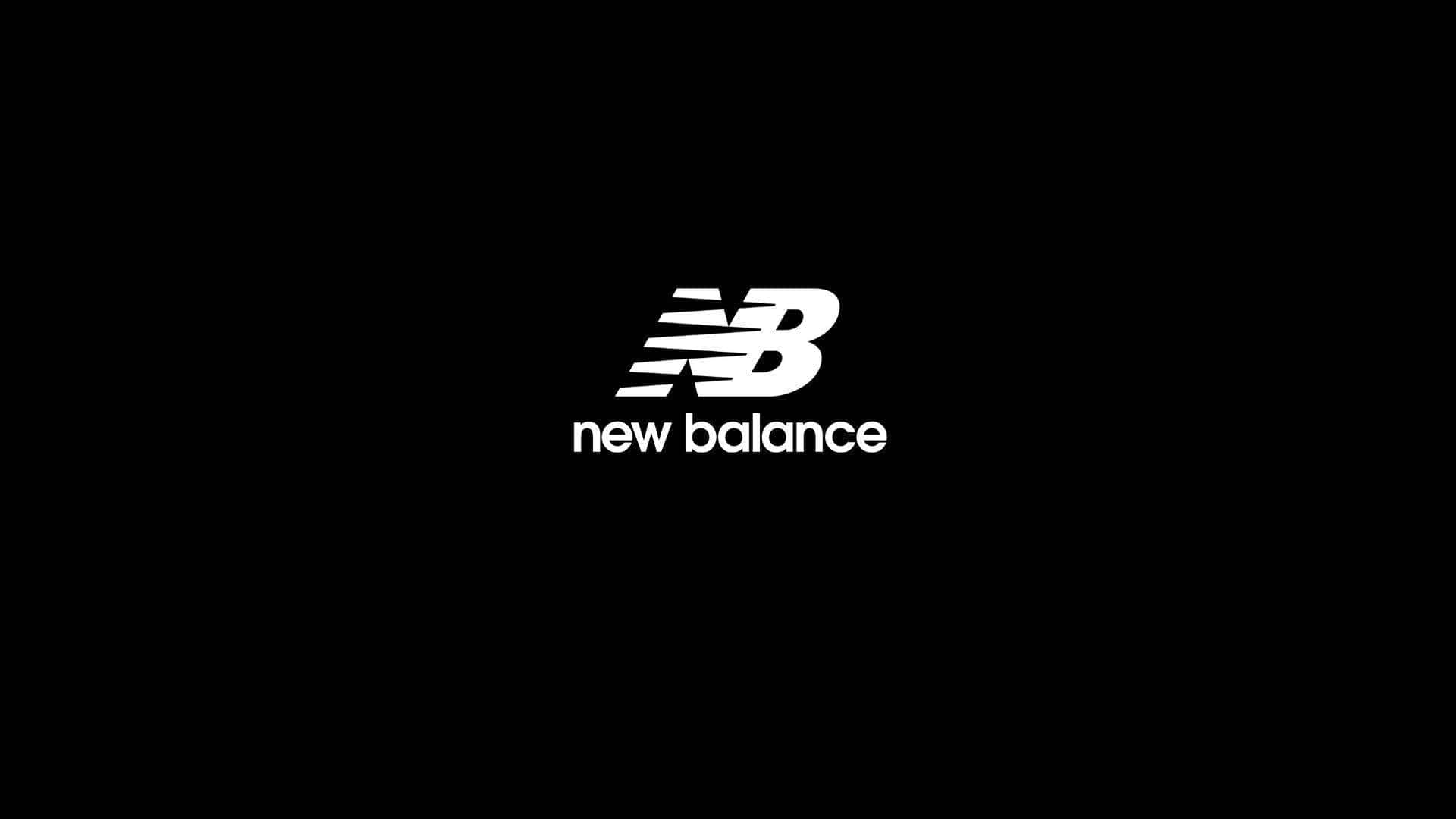 New Balance 桌布 壁紙 — 白色New Balance標誌居中於純黑色背景上，搭配簡潔極簡的字體設計。