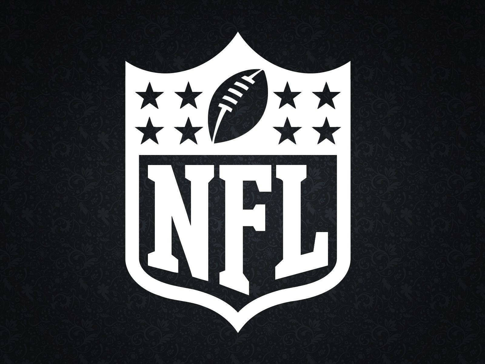 Cool NFL 桌布 壁紙 — 白色NFL盾牌標誌，帶有足球和星星，在深色紋理背景上脫穎而出。