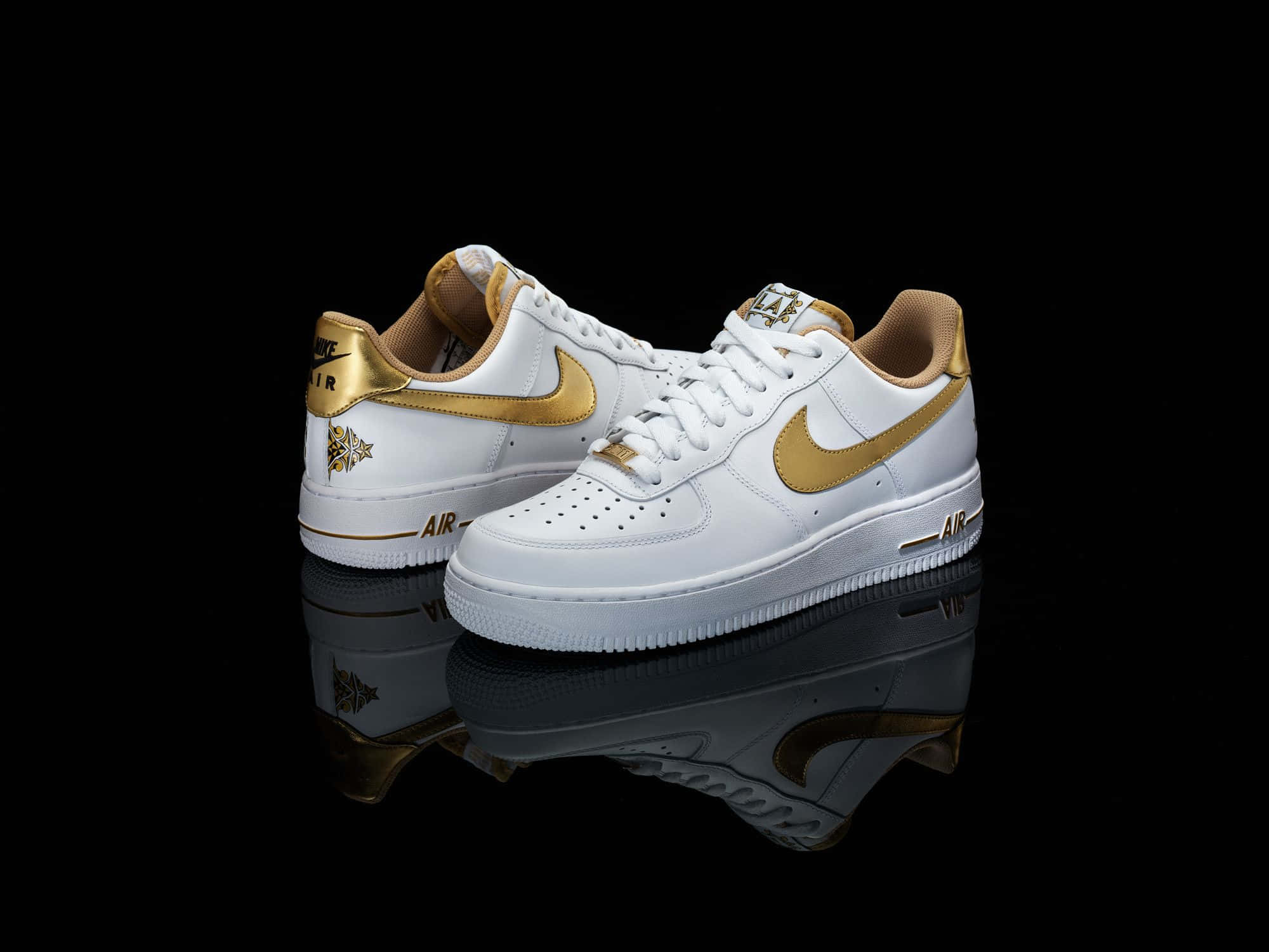 White And Gold 桌布 壁紙 — 白色Nike Air Force 1運動鞋，帶金色點綴和反光表面，黑色背景。