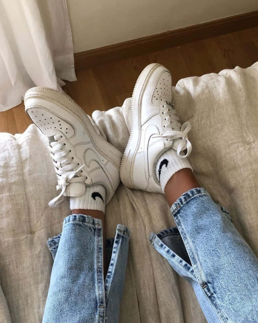 鞋子 桌布 壁紙 — 白色Nike Air Force 1運動鞋搭配襪子，放在床上，旁邊是淺藍色牛仔褲。