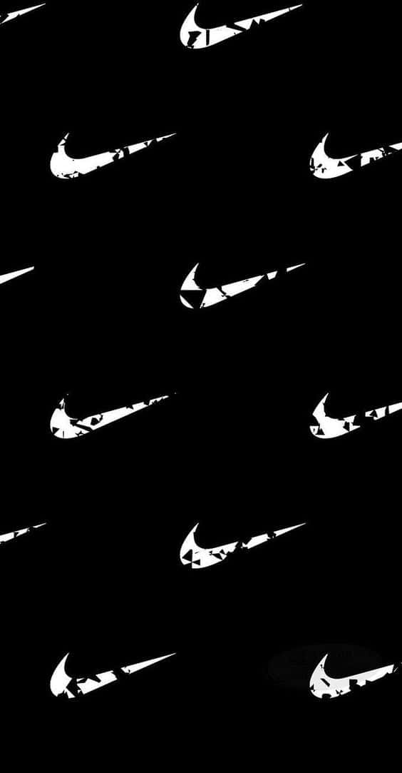Nike 桌布 壁紙 — 白色Nike swoosh標誌散落在帶有磨損紋理的黑色背景上。