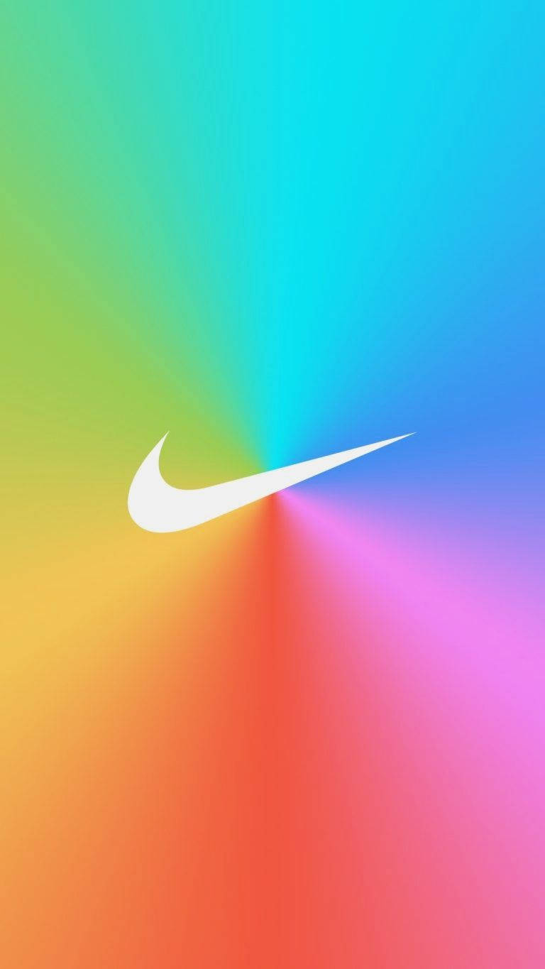 Nike iPhone 桌布 壁紙 — 白色Nike勾標誌居中於一個融合綠色、藍色、粉紅色和橙色色調的鮮豔放射漸變背景上。