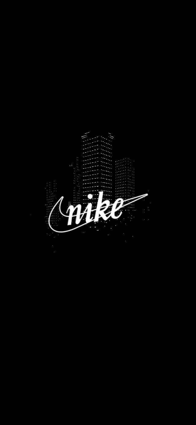 Swoosh 桌布 壁紙 — 白色Nike標誌和城市天際線剪影在黑色背景上發光。