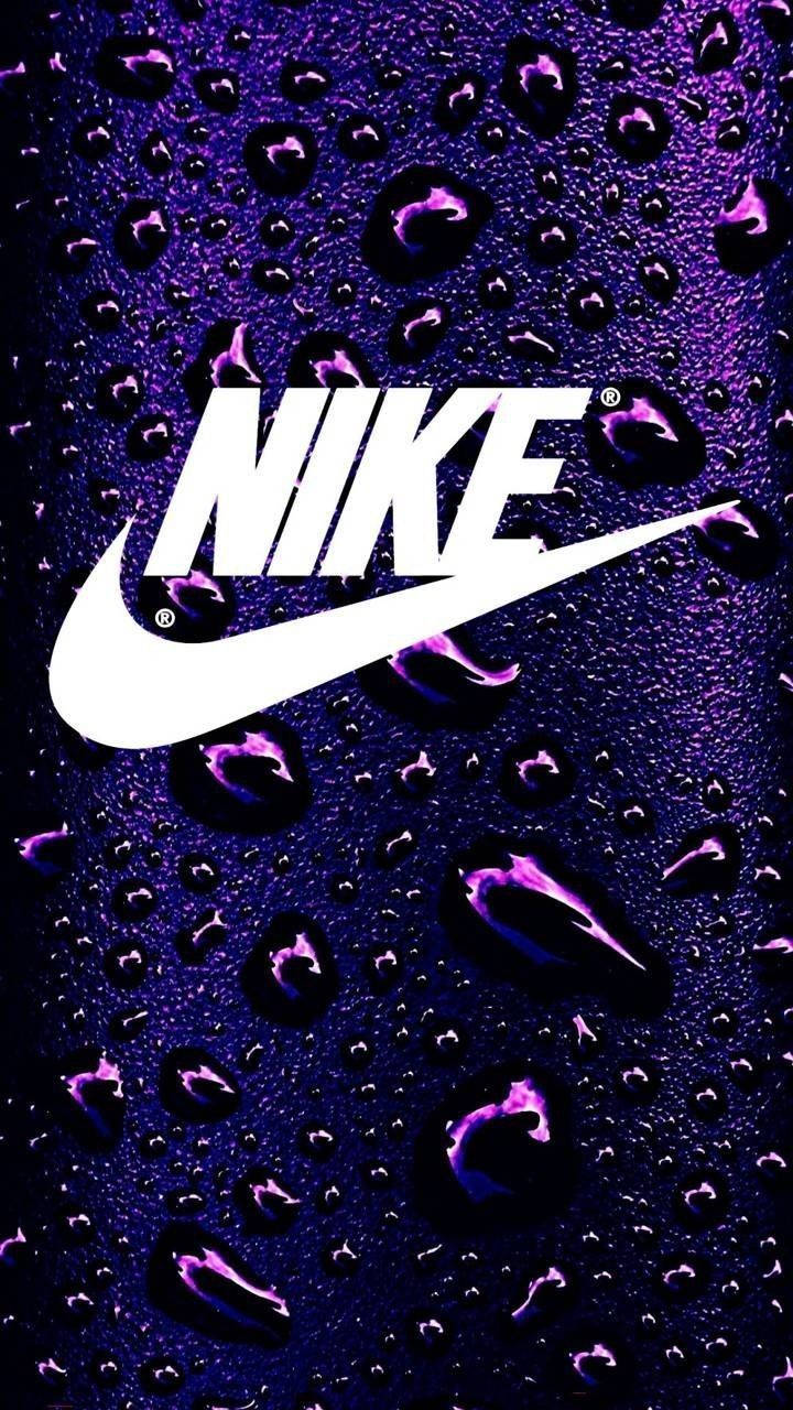 Swoosh 桌布 壁紙 — 白色Nike標誌在深紫色表面上閃耀，表面點綴著閃閃發光的水滴。