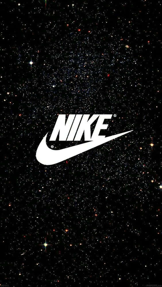 Nike 桌布 壁紙 — 白色Nike標誌漂浮在滿佈閃爍星星和宇宙塵埃的星空夜空中。