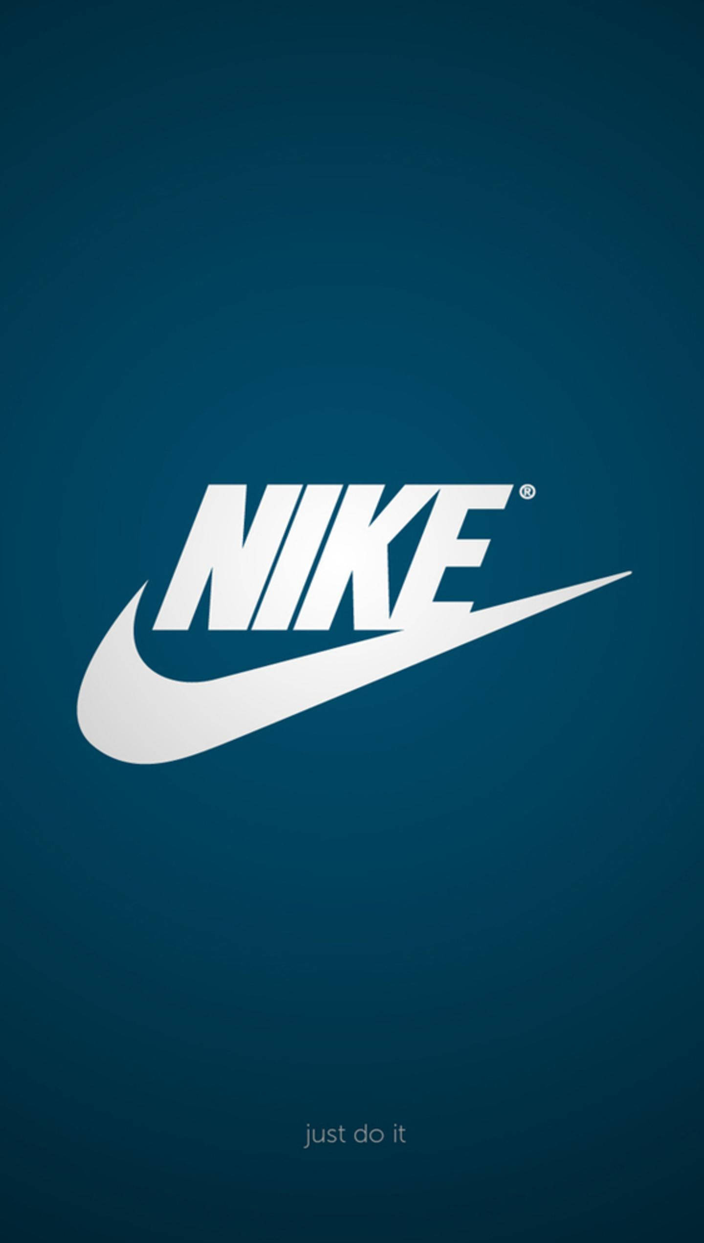 極簡 iPhone 桌布 壁紙 — 白色Nike標誌與口號，背景為漸層藍色。