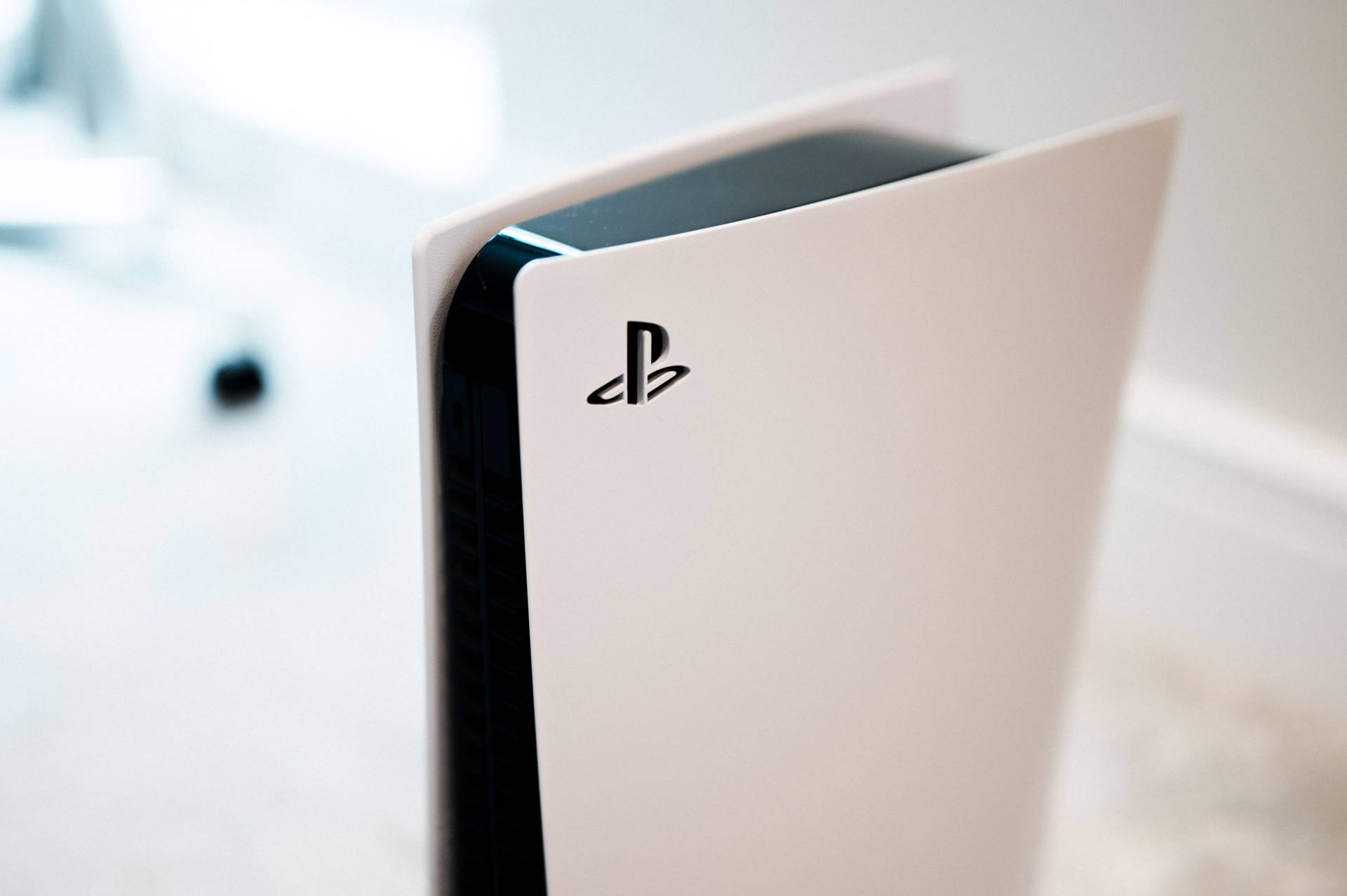 白色PlayStation 5遊戲主機在室內直立放置。 — Ps4 壁紙