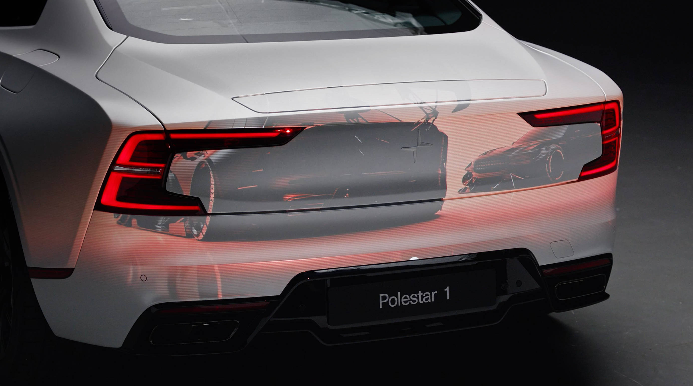 豪華車 桌布 壁紙 — 白色Polestar 1跑車的後視圖，發光的紅色尾燈在其光滑表面上反射出另一輛車。