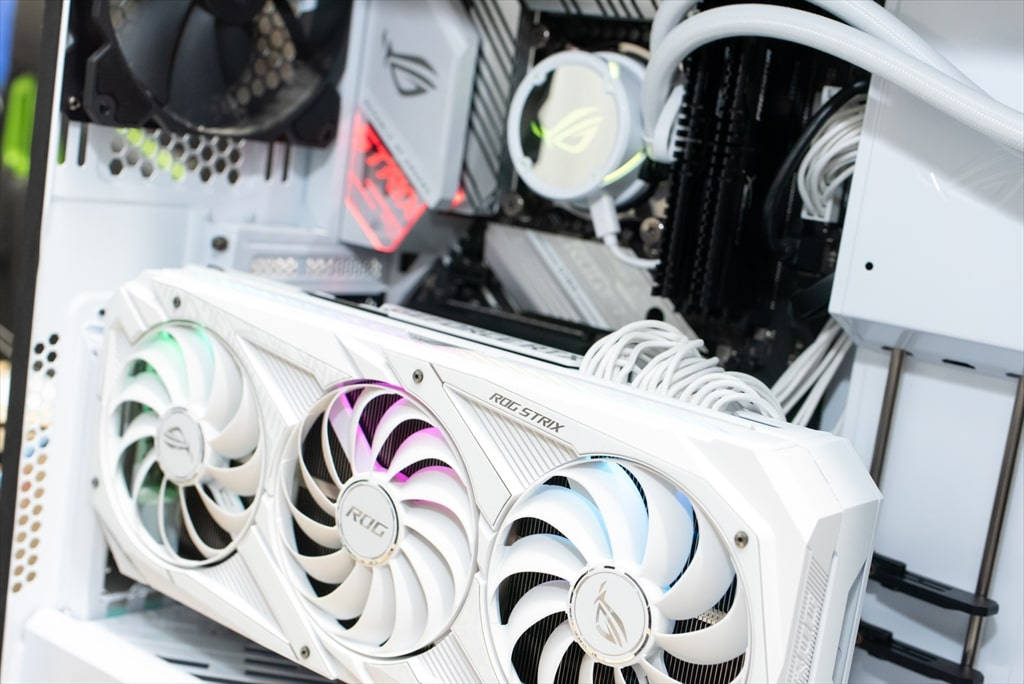 White Pc 桌布 壁紙 — 白色ROG Strix顯示卡特寫，配備RGB風扇，置於潔白PC機殼內。