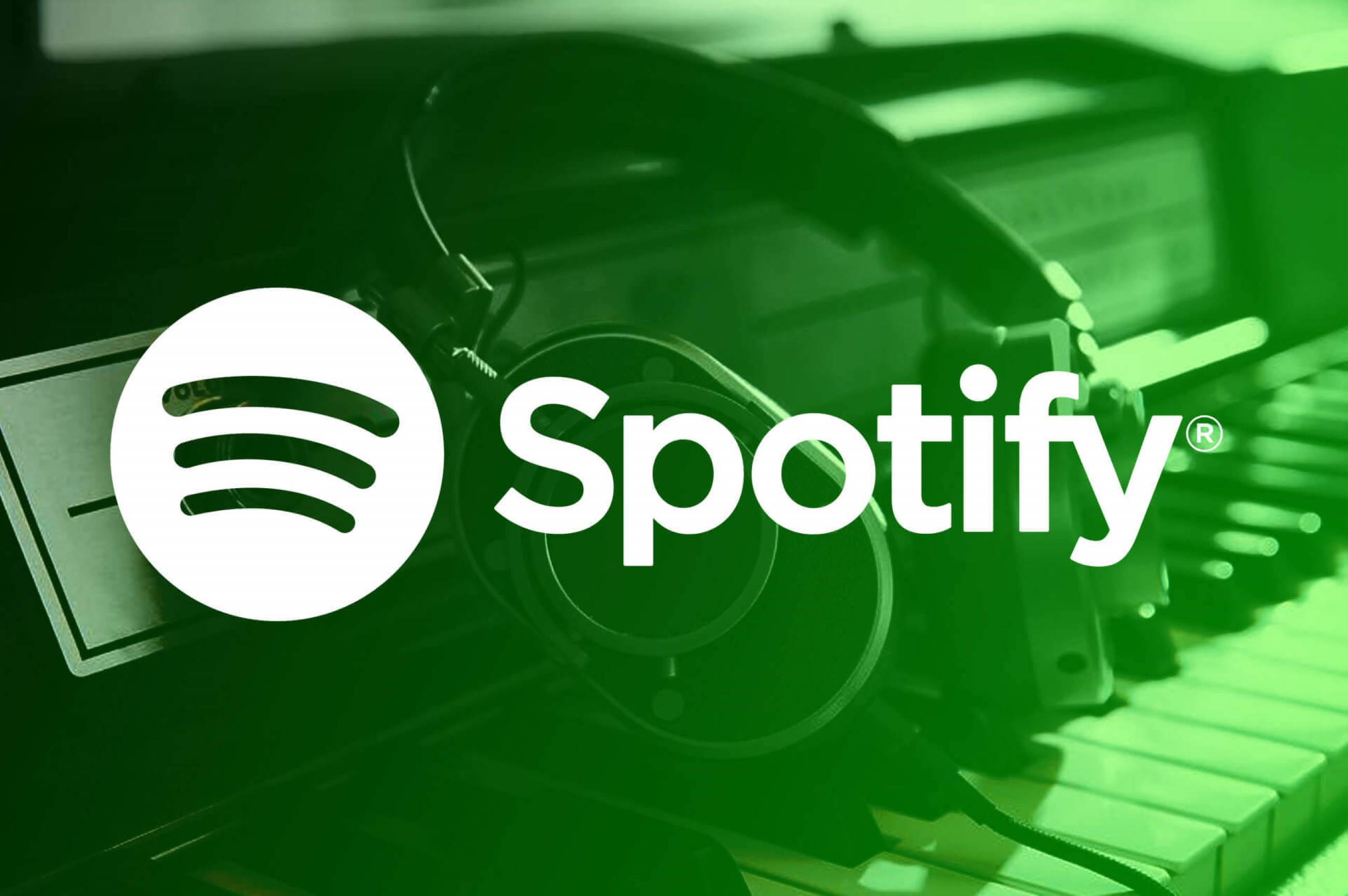 Spotify 桌布 壁紙 — 白色Spotify標誌在帶有耳機和鋼琴鍵的綠色背景上脫穎而出。
