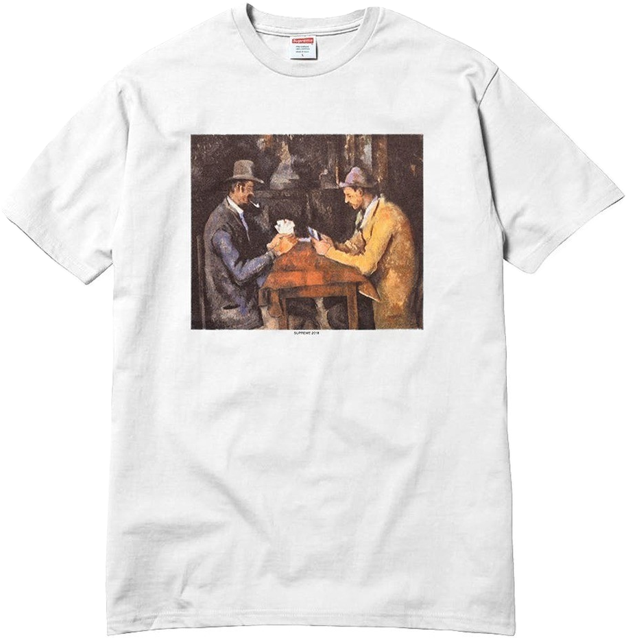 supreme 桌布 壁紙 — 白色T恤，上面有復古畫作，描繪兩個戴帽子的男人在木桌上打牌。