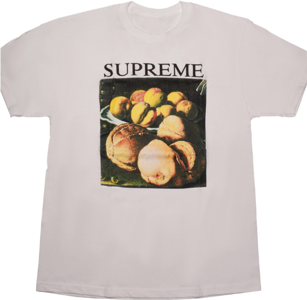 supreme 桌布 壁紙 — 白色T恤，印有'SUPREME'字樣，上方是桃子和麵包的復古靜物圖案。