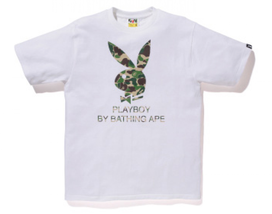 花花公子 桌布 壁紙 — 白色T恤，帶有迷彩Playboy兔子標誌和文字「PLAYBOY BY BATHING APE」，背景純色。