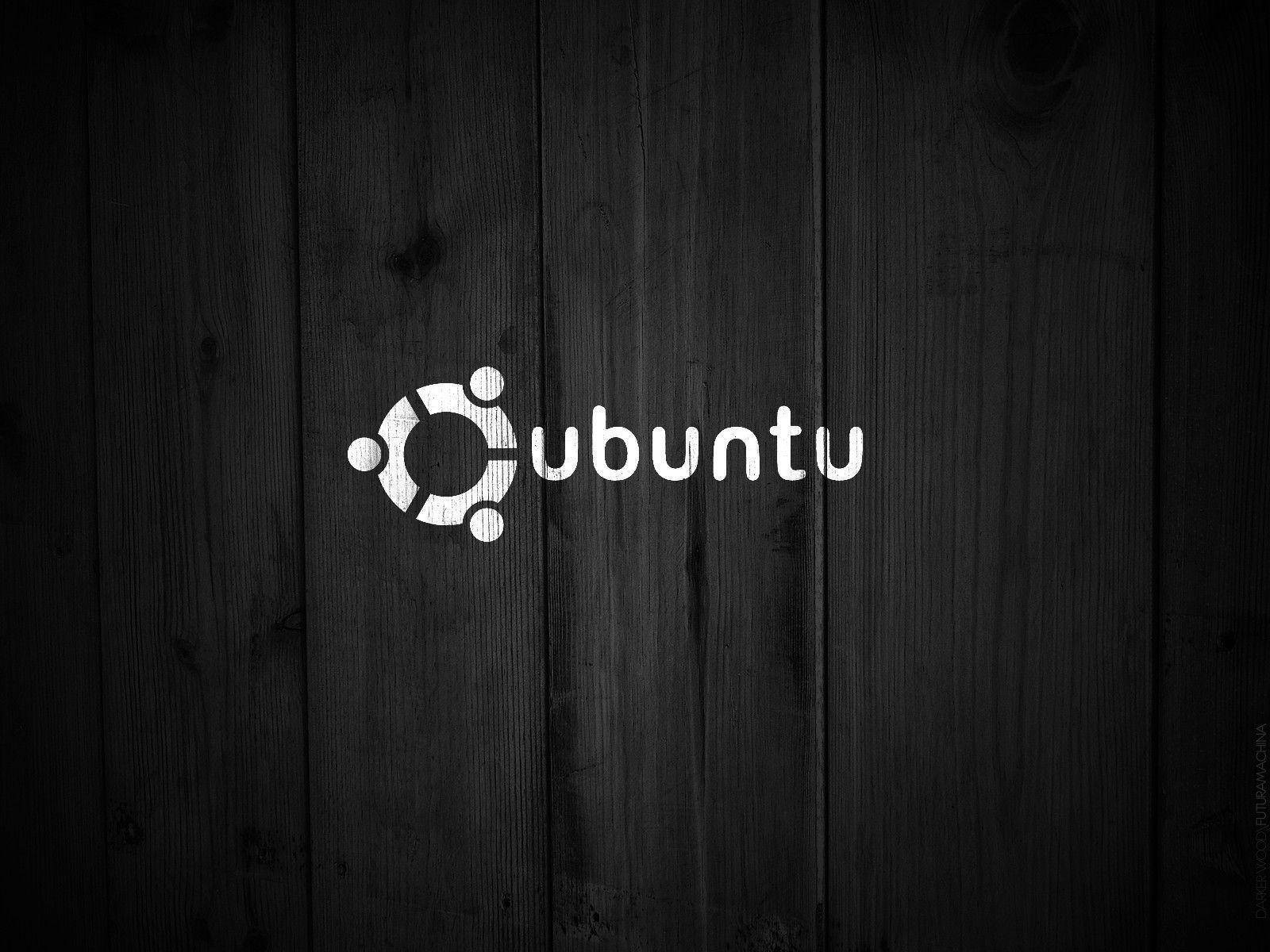 ubuntu 桌布 壁紙 — 白色Ubuntu標誌在深色紋理木質背景上突出，木紋和節疤清晰可見。