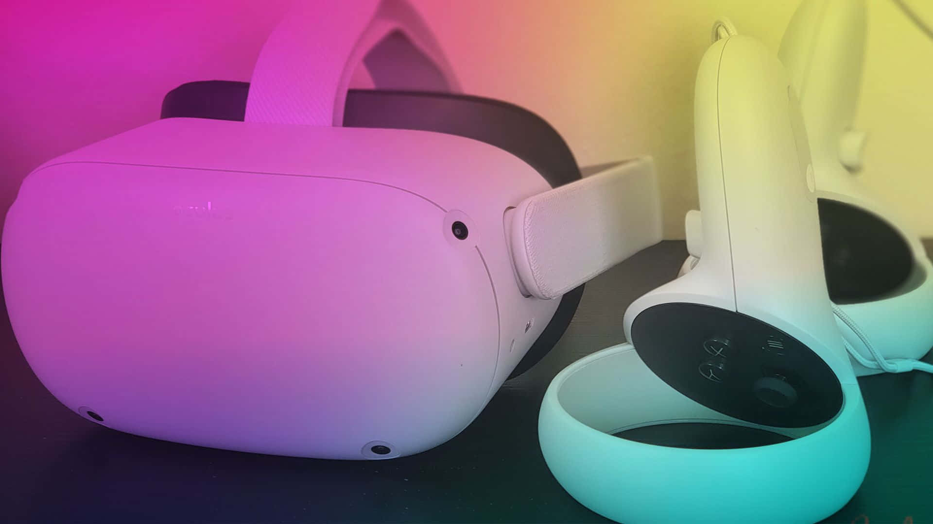 Oculus Quest 2 桌布 壁紙 — 白色VR頭戴式裝置和控制器在黑暗表面上，於充滿活力的粉紅色和黃色環境燈光下發光。