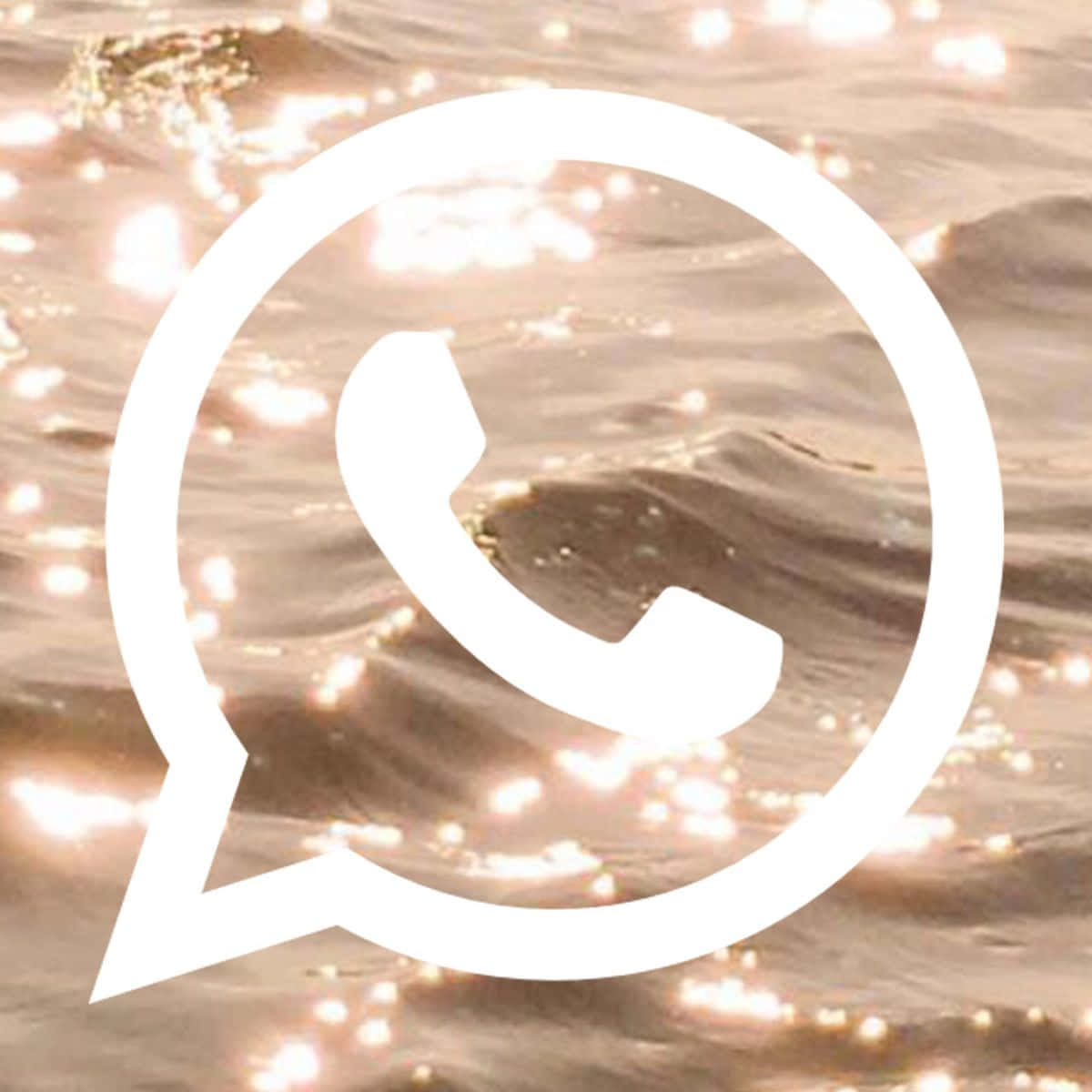 WhatsApp 桌布 壁紙 — 白色WhatsApp標誌漂浮在閃爍的金色水面上，帶有閃閃發光的光反射。