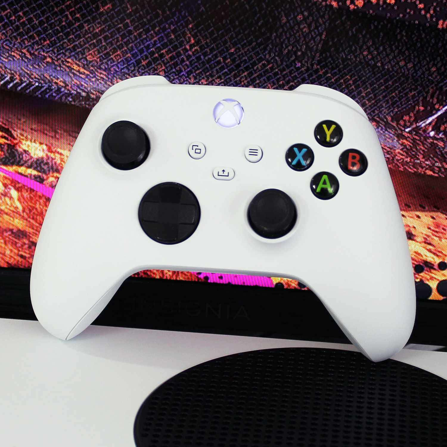白色Xbox One手把放在桌上 壁紙