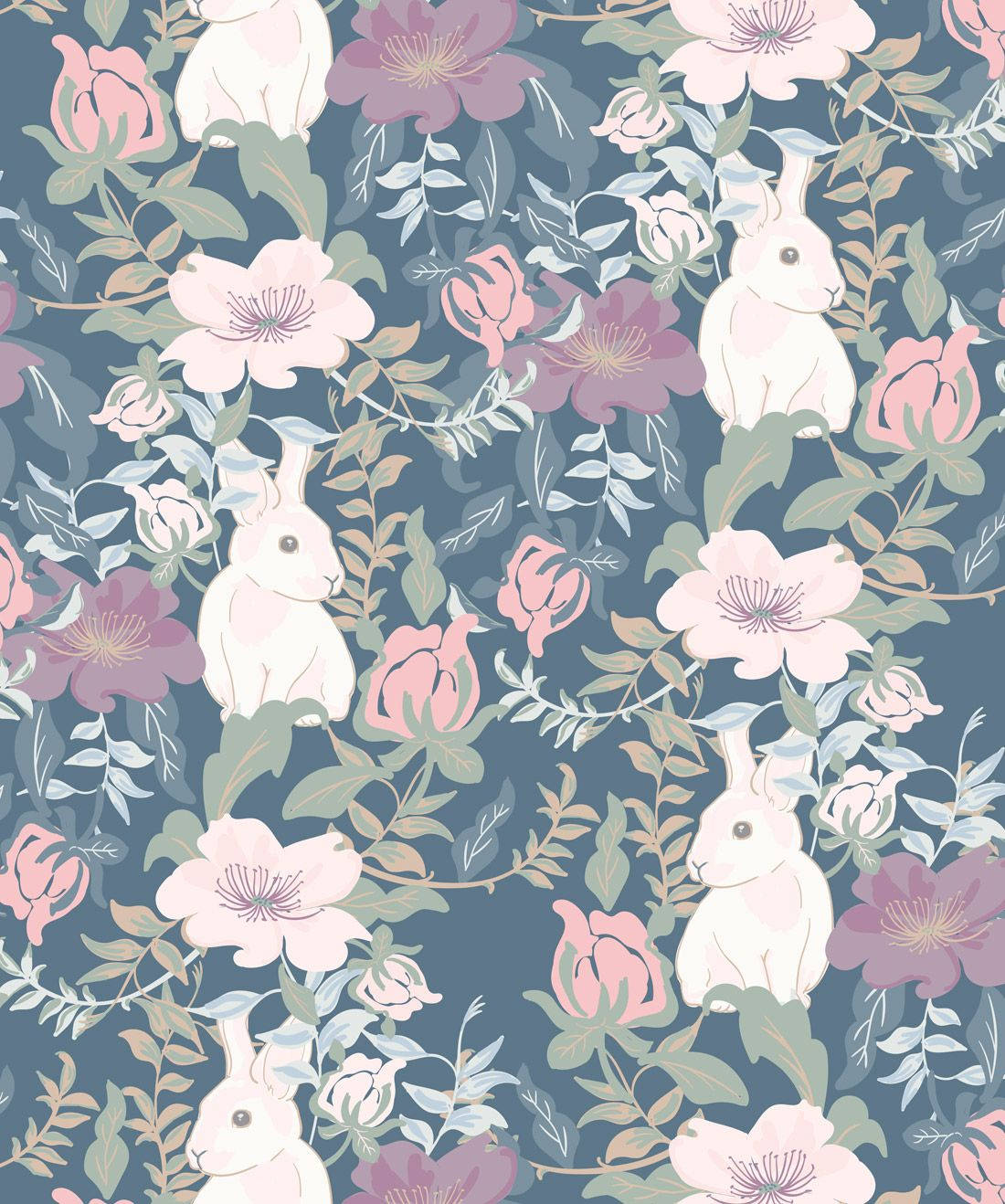 Cute Bunny 桌布 壁紙 — 白色兔子依偎在粉紅色和紫色花朵之間，深藍色背景，重複圖案。
