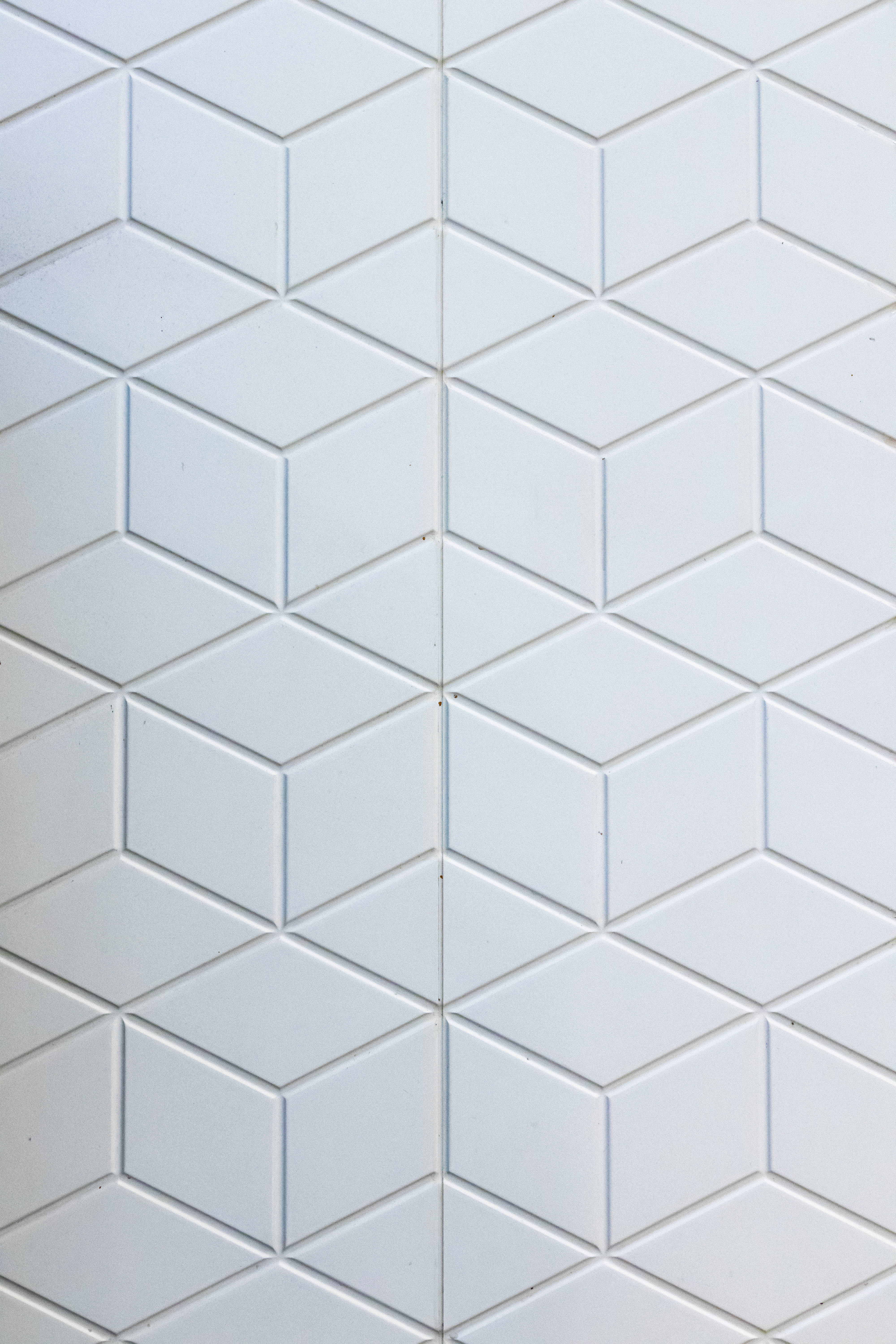 Floor Tiles 桌布 壁紙 — 白色六角形瓷磚的特寫，帶有微妙的3D立方體凹痕，營造出乾淨的幾何圖案。