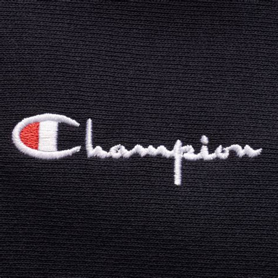 Champion 桌布 壁紙 — 白色刺繡Champion標誌的特寫，位於帶有紅白條紋C的紋理黑色布料上。