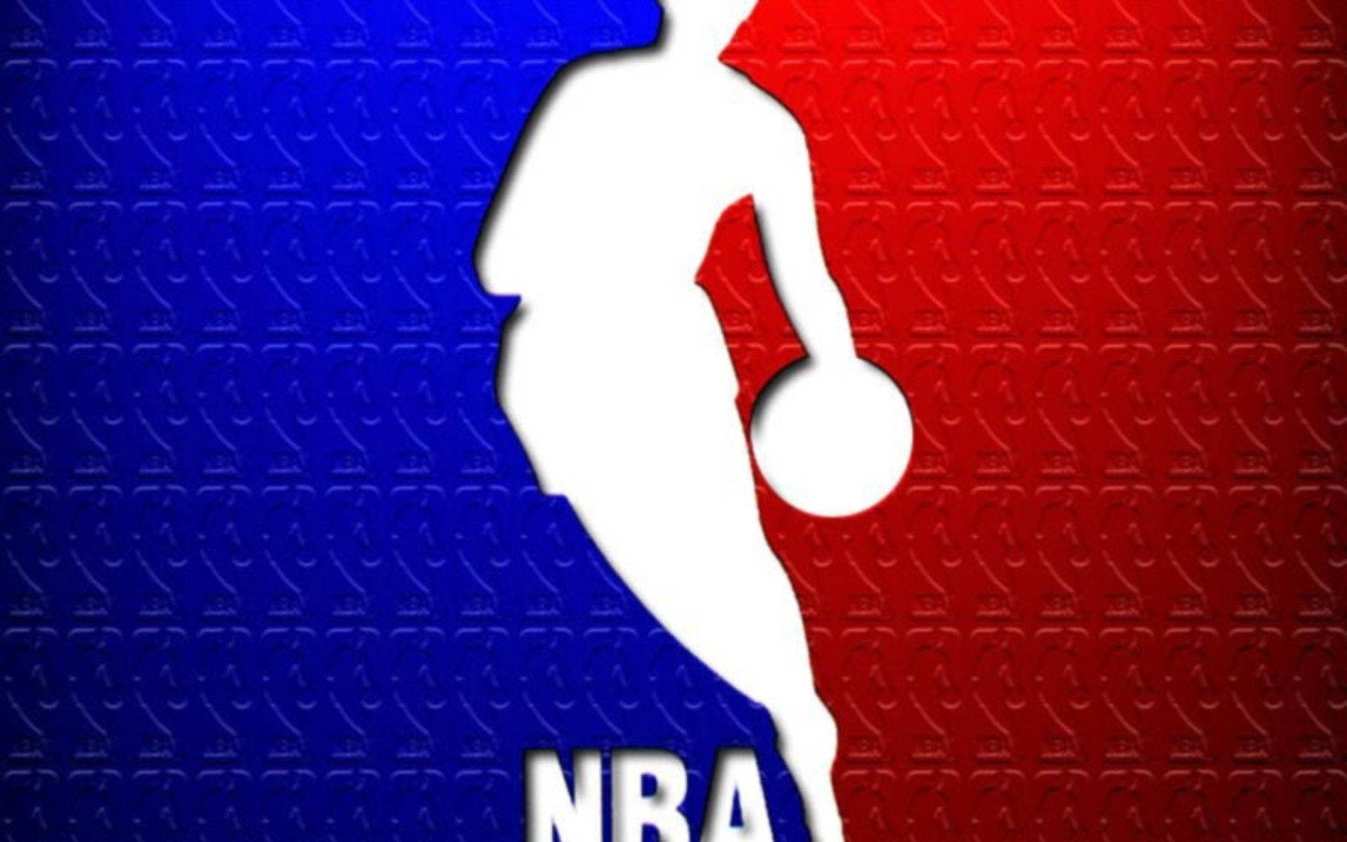 NBA 桌布 壁紙 — 白色剪影，一名籃球運動員在藍色和紅色背景上運球，背景重複NBA標誌。