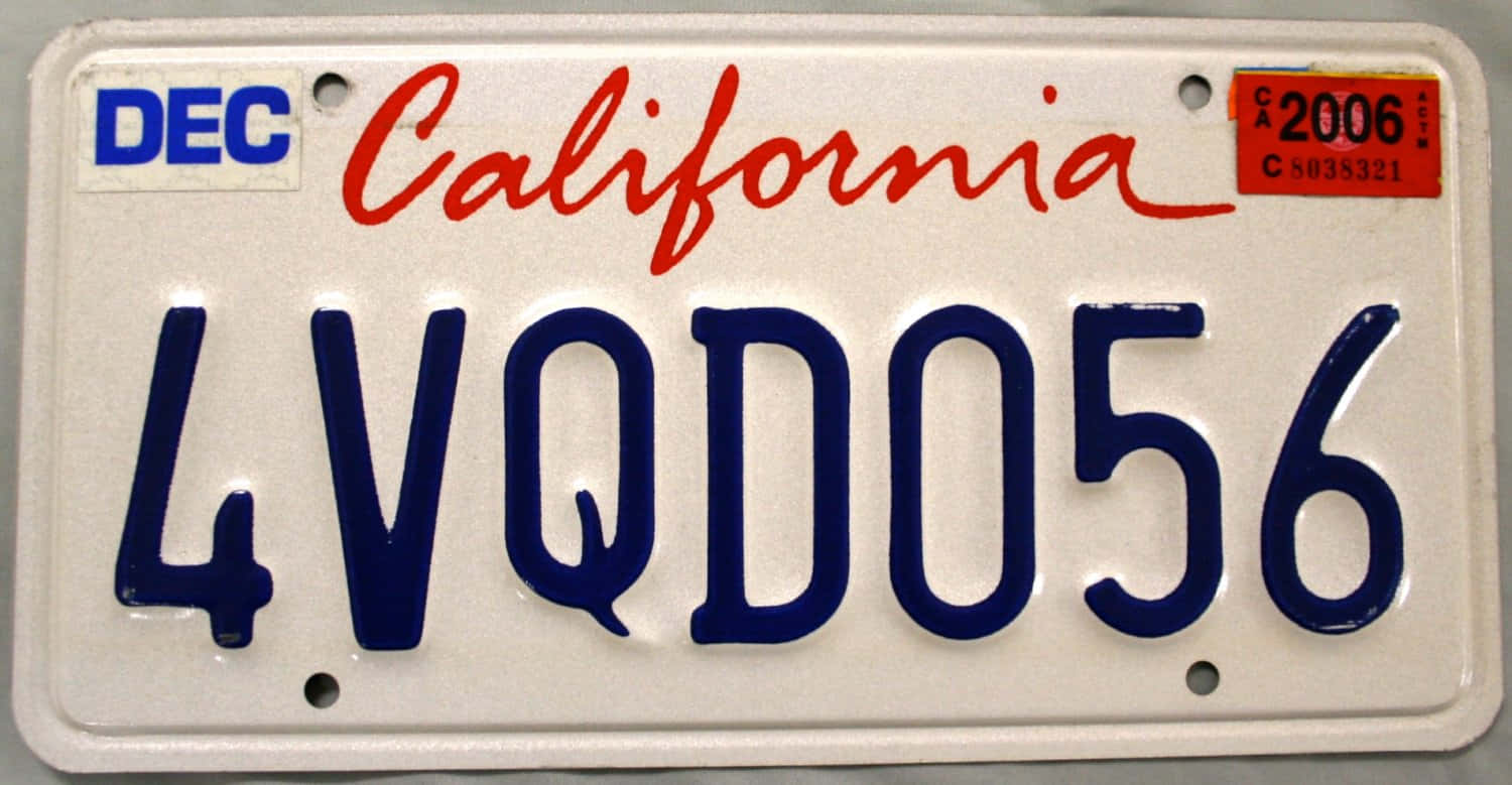 Car License Plate 桌布 壁紙 — 白色加州車牌的近距離特寫，帶有藍色字母和紅色草書州名，顯示註冊年份2006年。