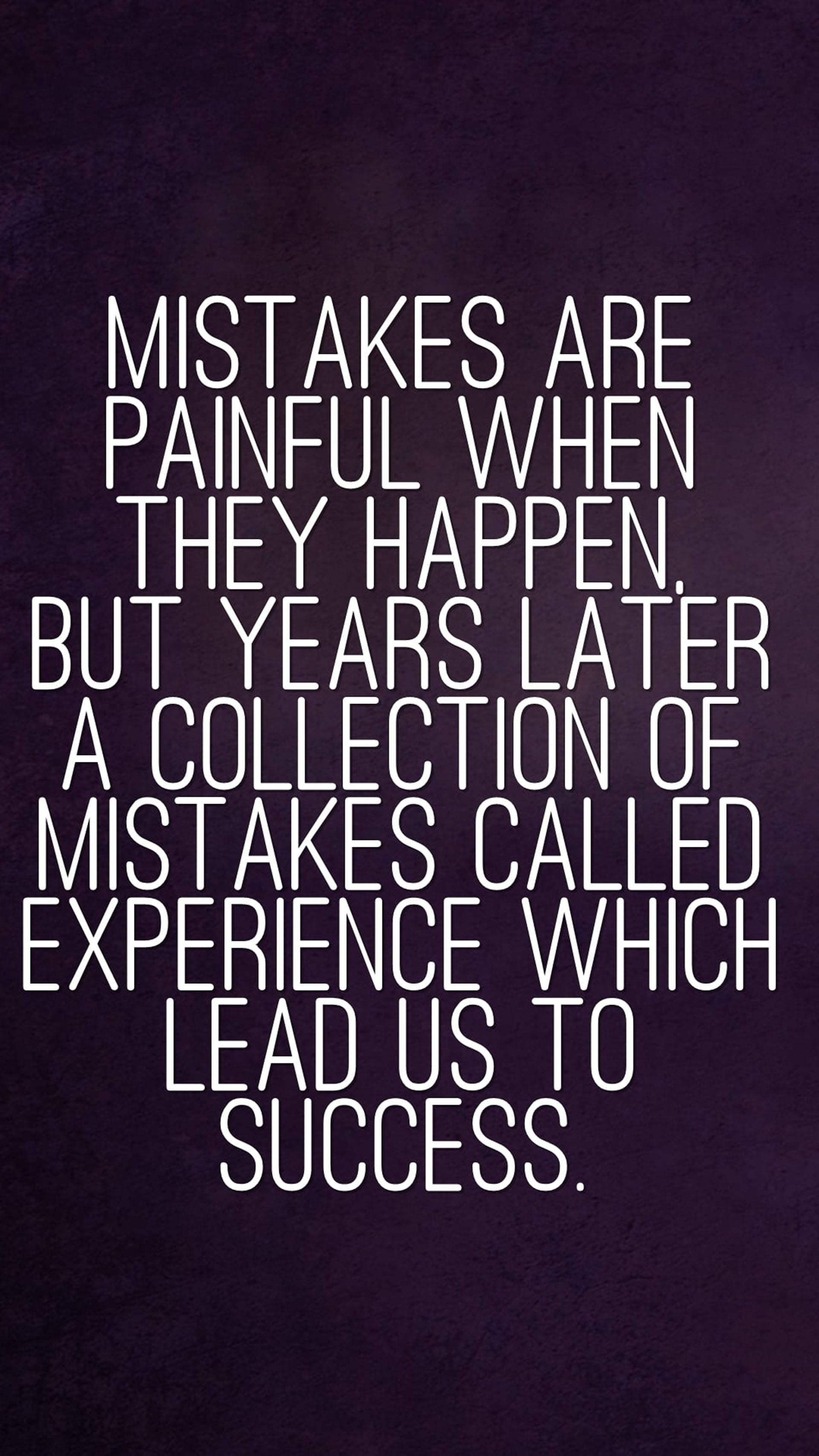 Pain Quotes 桌布 壁紙 — 白色勵志文字在紋理深紫色背景上寫著「錯誤發生時是痛苦的，但多年後，一個名為經驗的錯誤集合引領我們走向成功。」
