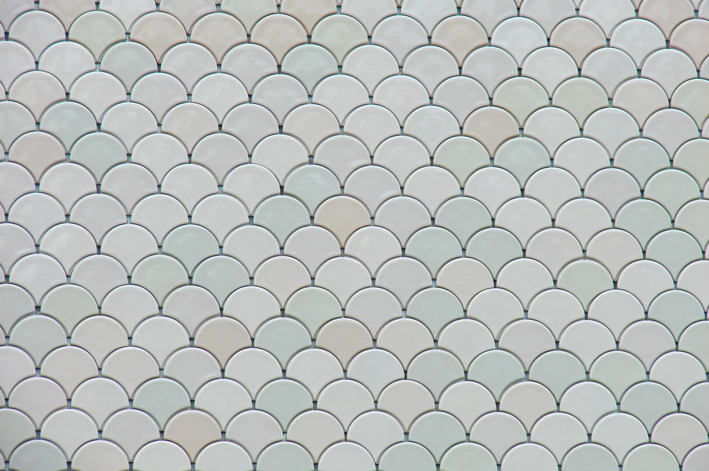 Fish Scale 桌布 壁紙 — 白色和淡綠色光澤扇形瓷磚的特寫，排列成重複的魚鱗圖案。